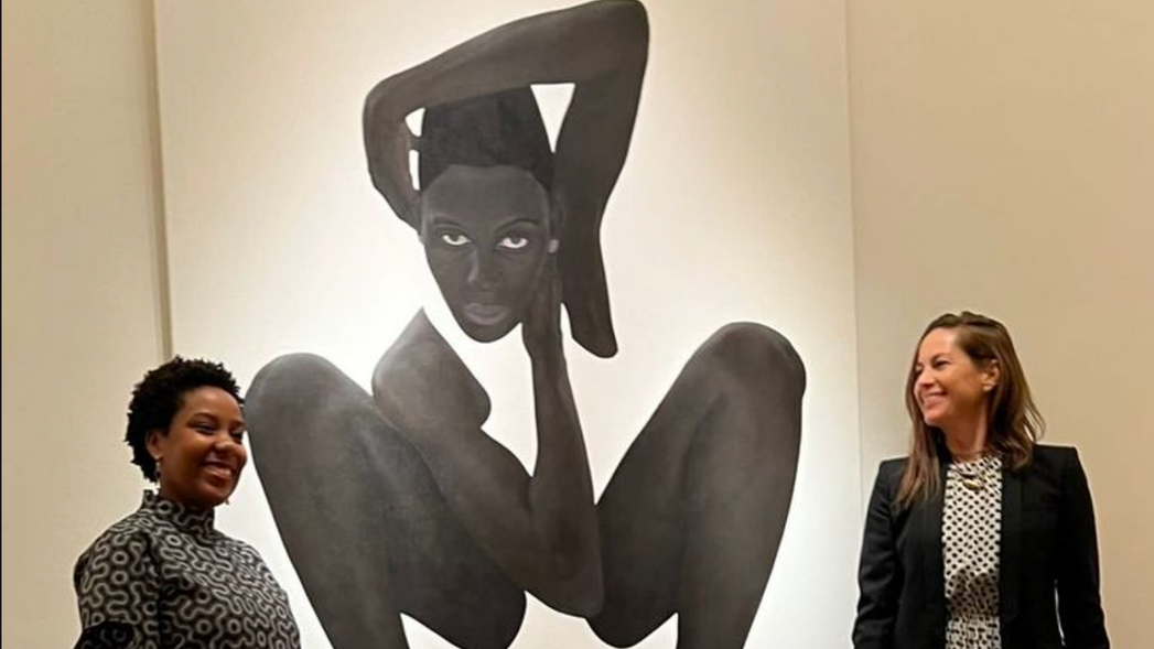 Sungi Mlengeya mit Birgit Lauda in ihrer ersten Ausstellung in Österreich.