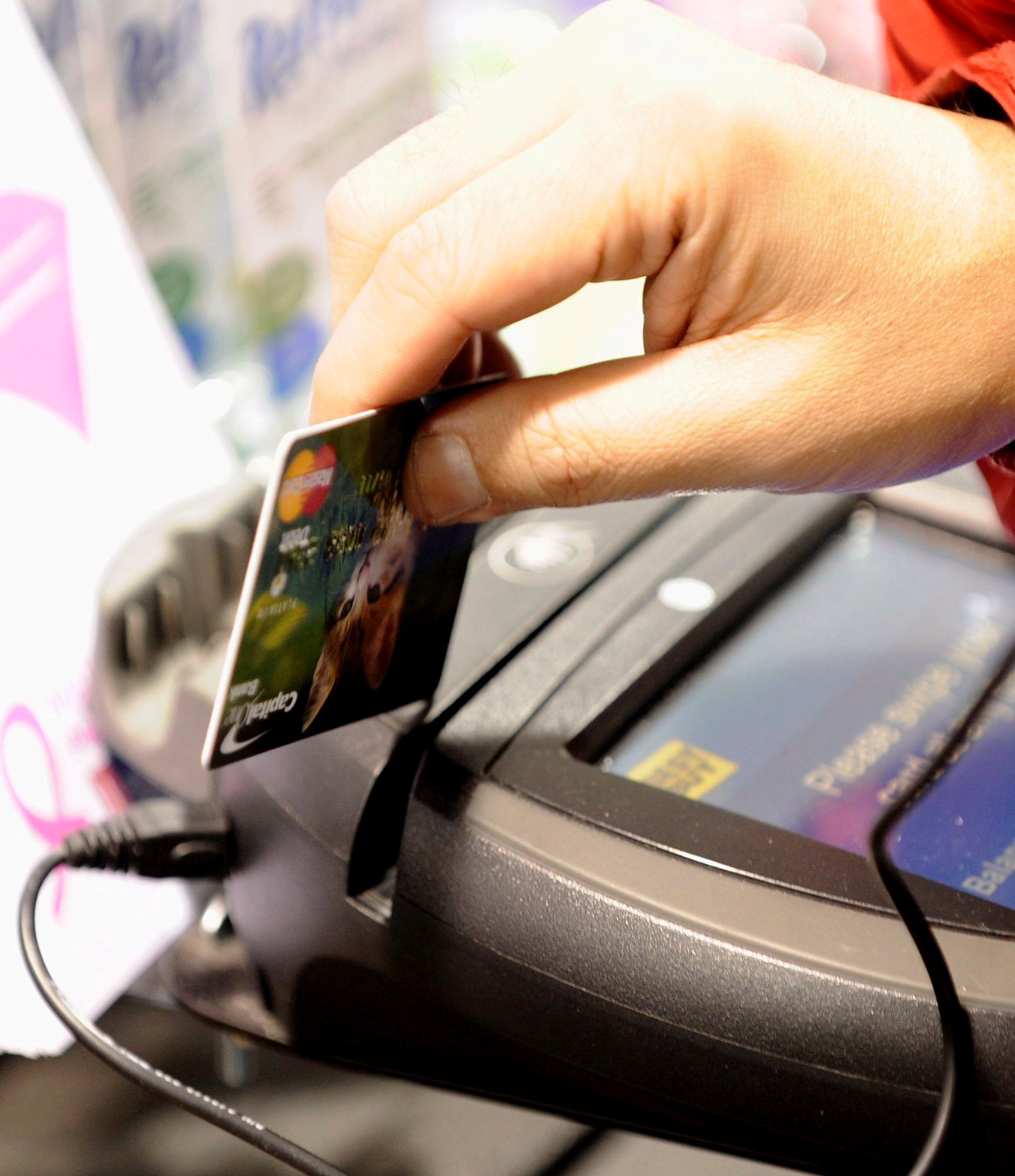 AK Erfolg gegen Kreditkartenanbieter card complete: Hohe Verzugszinsen, Sperrentgelt, Mahnspesen & Co. unzulässig!