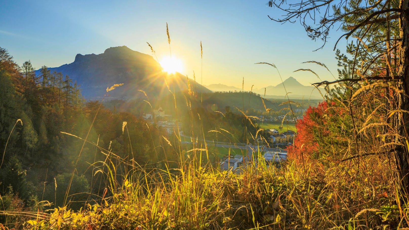 Die Stadtrandgemeinde Elsbethen im Süden der Landeshauptstadt Salzburg an einem Herbstabend.