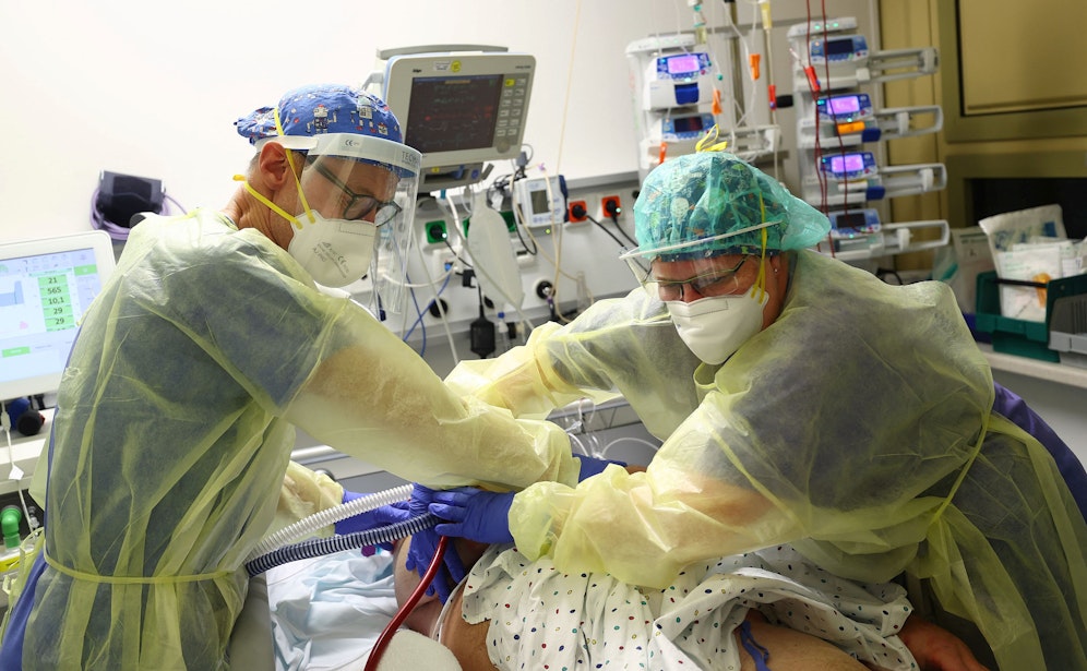 Sorgenfalten bei den Spitalsärzten: Die Coronazahlen in Österreich steigen immer stärker an.