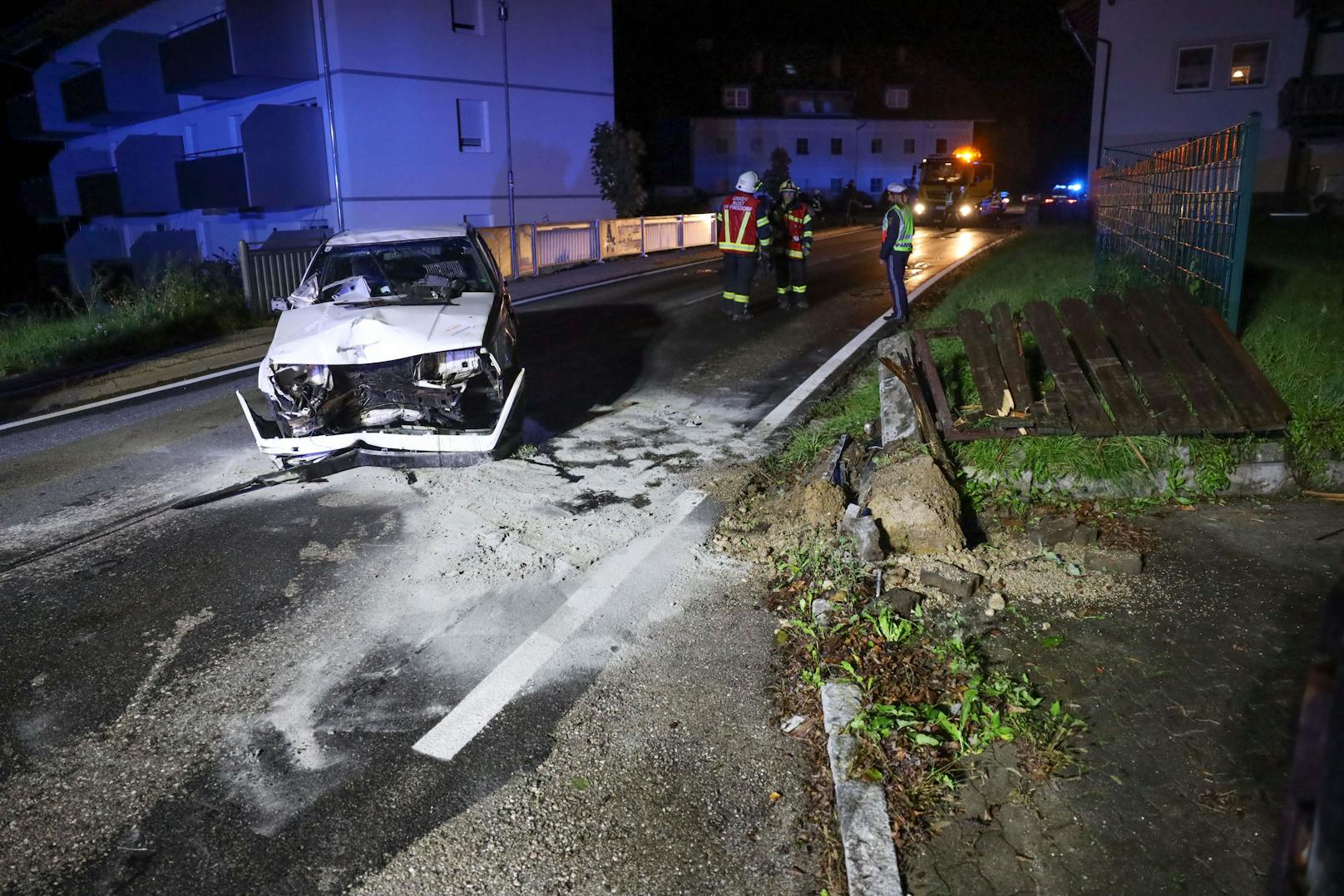 In Pinsdorf (Bezirk Gmunden) ist am späten Dienstagabend ein Auto gegen einen Gartenzaun gekracht und hat sich dabei überschlagen.