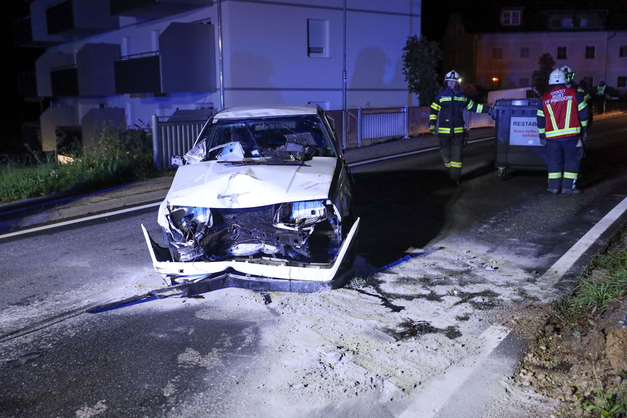 Heute.at - Auto donnert gegen Gartenzaun und überschlägt sich
