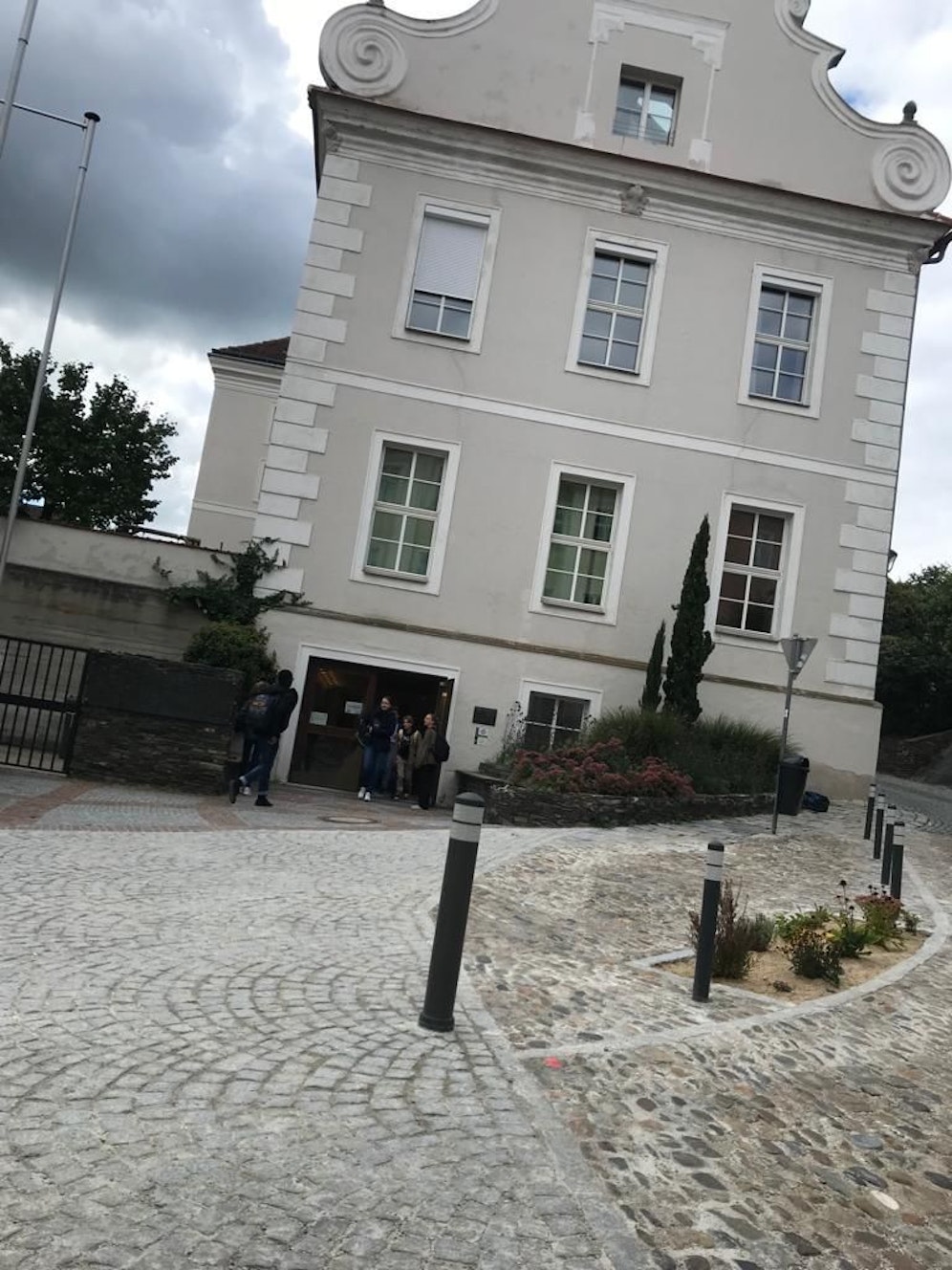 Am Dachboden im Kremser Piaristen-Gymnasium entdeckten die Schüler die Kiste