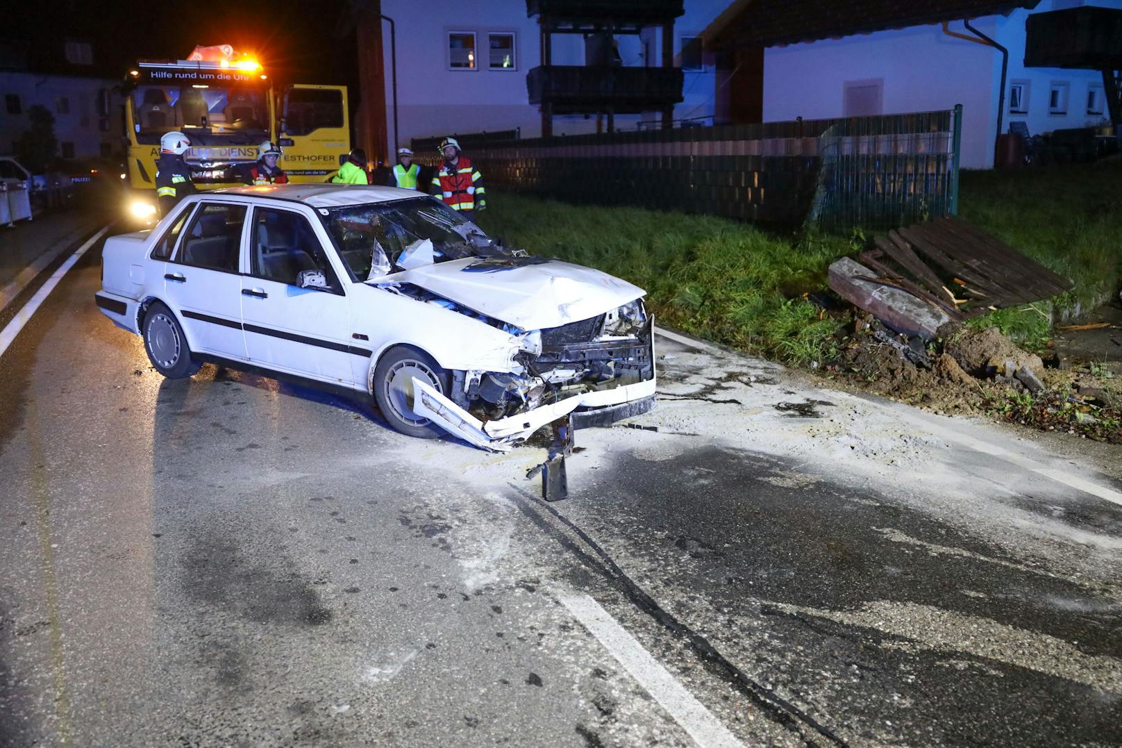 In Pinsdorf (Bezirk Gmunden) ist am späten Dienstagabend ein Auto gegen einen Gartenzaun gekracht und hat sich dabei überschlagen.