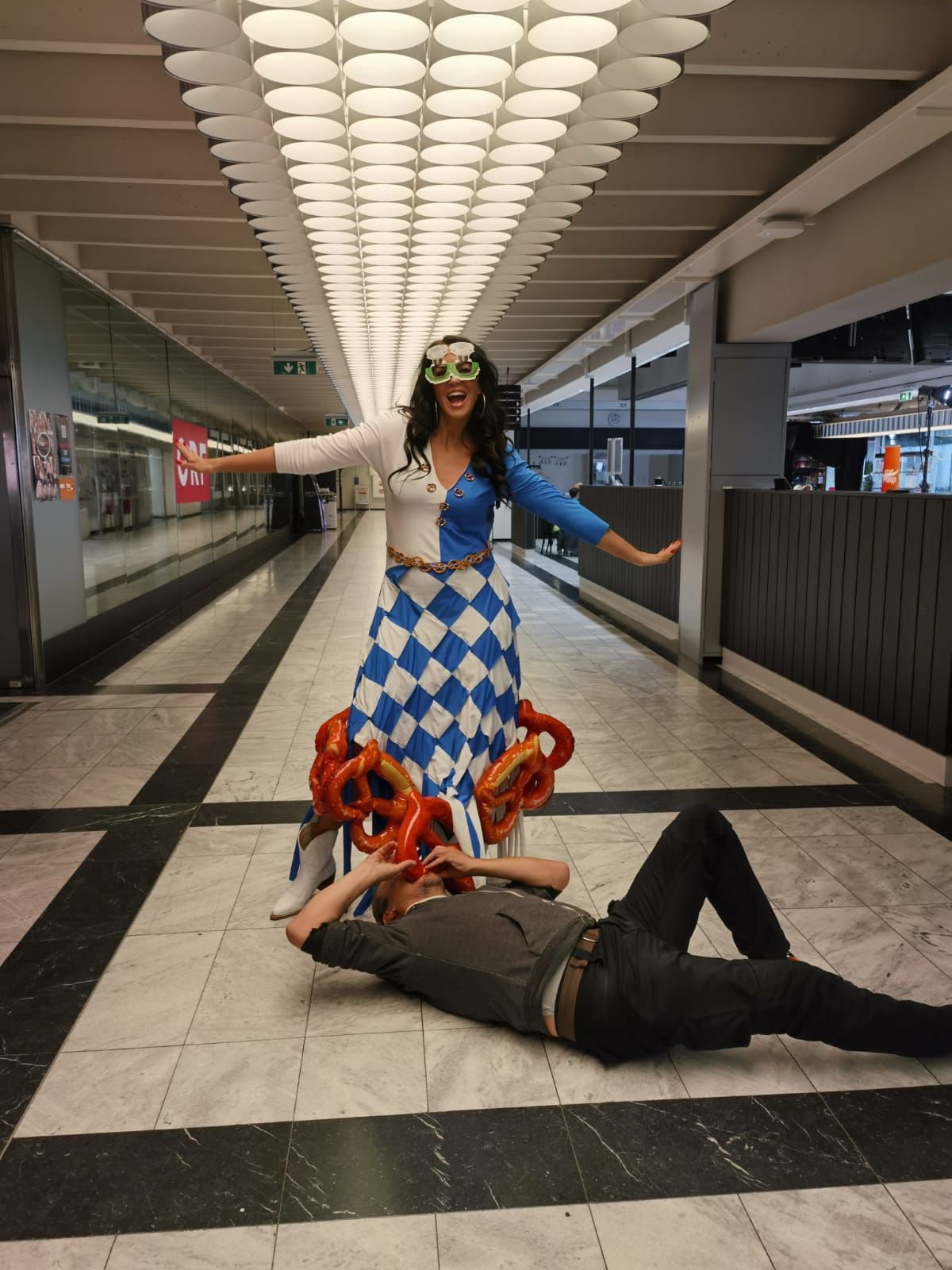 Wer knabbert da an ihren Brezen, Frau Reuter? "Mein Freund!"