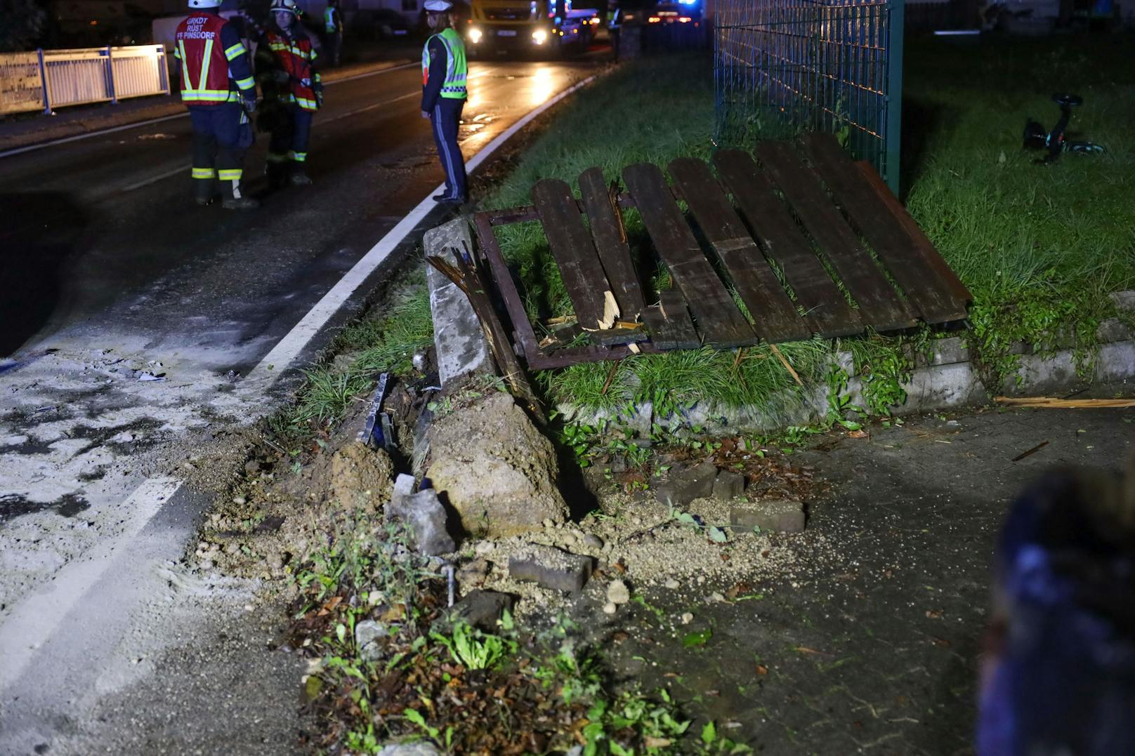 In Pinsdorf (Bezirk Gmunden) ist am späten Dienstagabend ein Auto gegen einen Gartenzaun gekracht und hat sich dabei überschlagen.