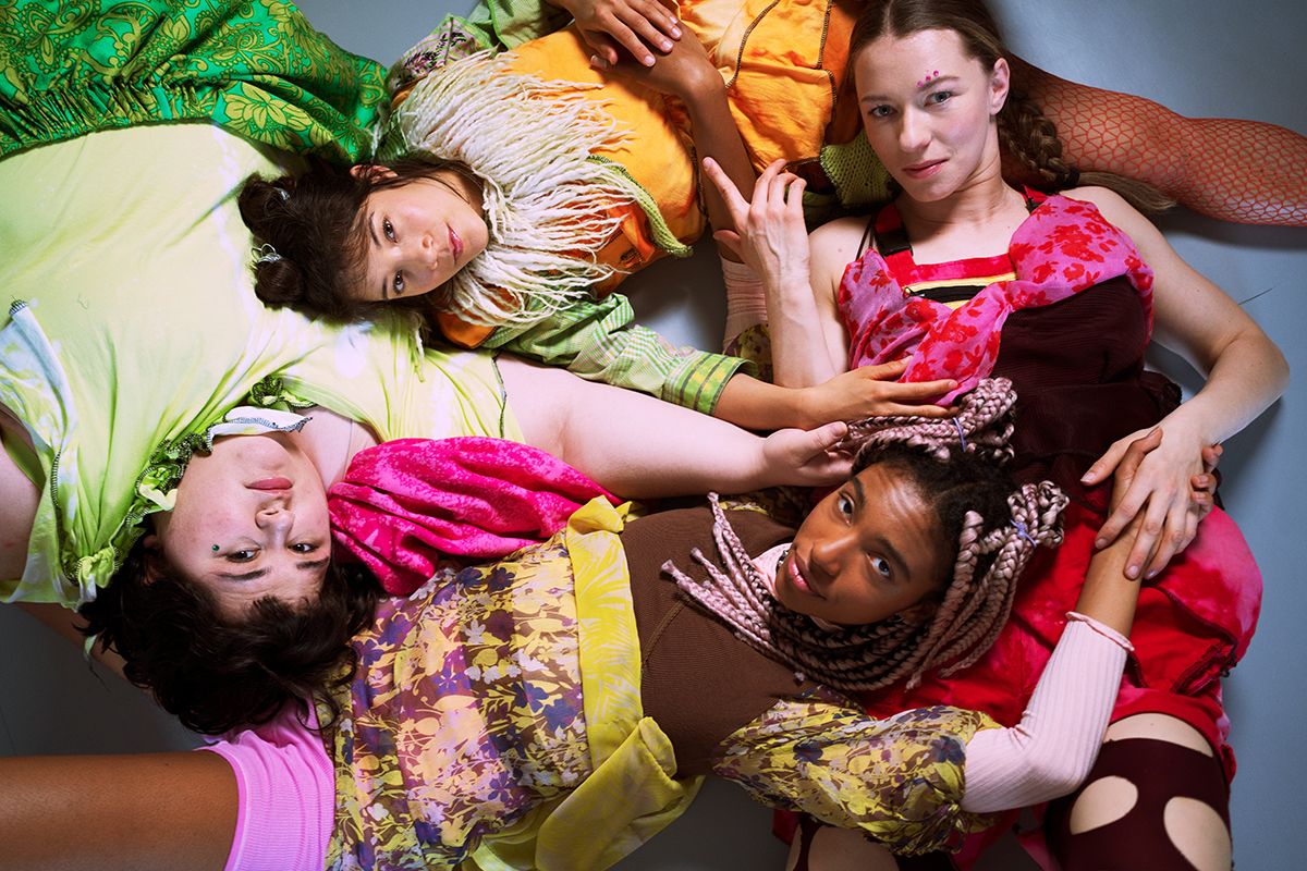 Iris Omari Ansong, Maarte Pasman, Katharina Senk und Yuria Knoll (links in grün) im Stück "Hexen".