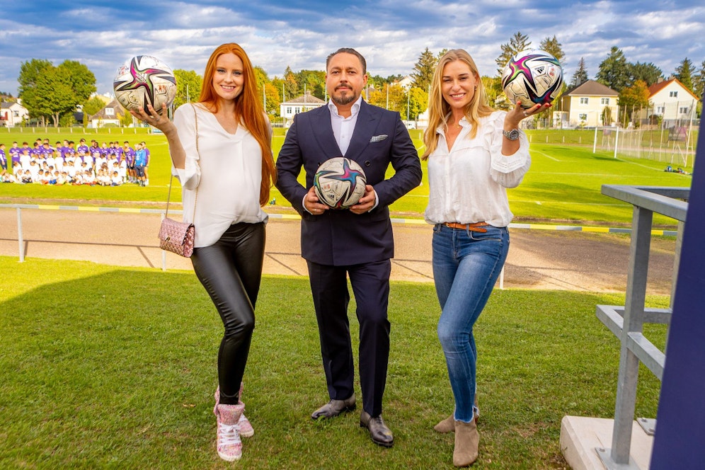 Barbara Meier, der man nicht ansieht, dass sie bereits hochschwanger ist, ihr Mann Klemens Hallmann und Barbara Schett zu Gast am Platz der Sportunion Mauer.