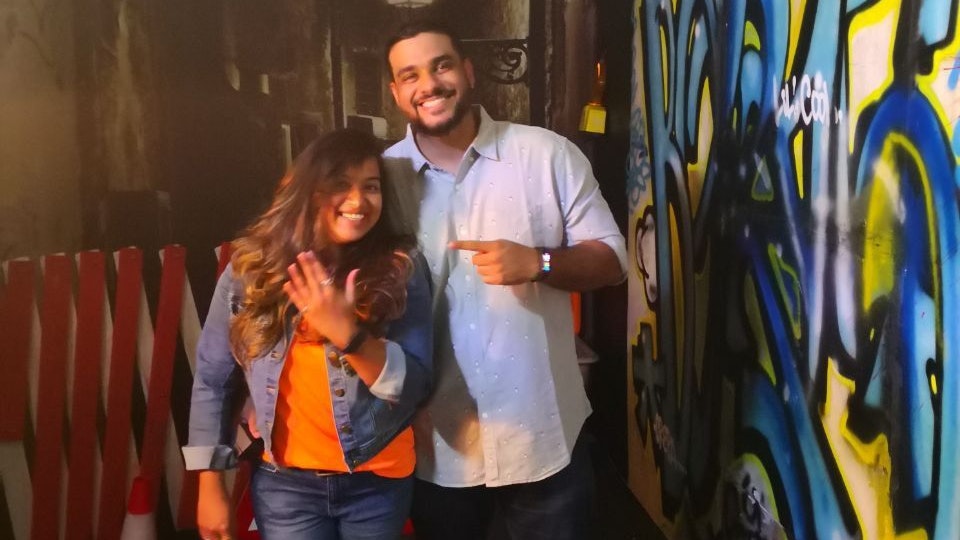 Sajeev R. machte seiner langjährigen Freundin Swetha N. einen Heiratsantrag im Escape Room.