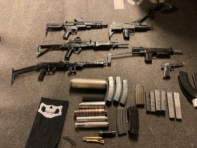 Die Polizei stellte ein riesiges Waffenarsenal bei den beiden Verdächtigen sicher. 