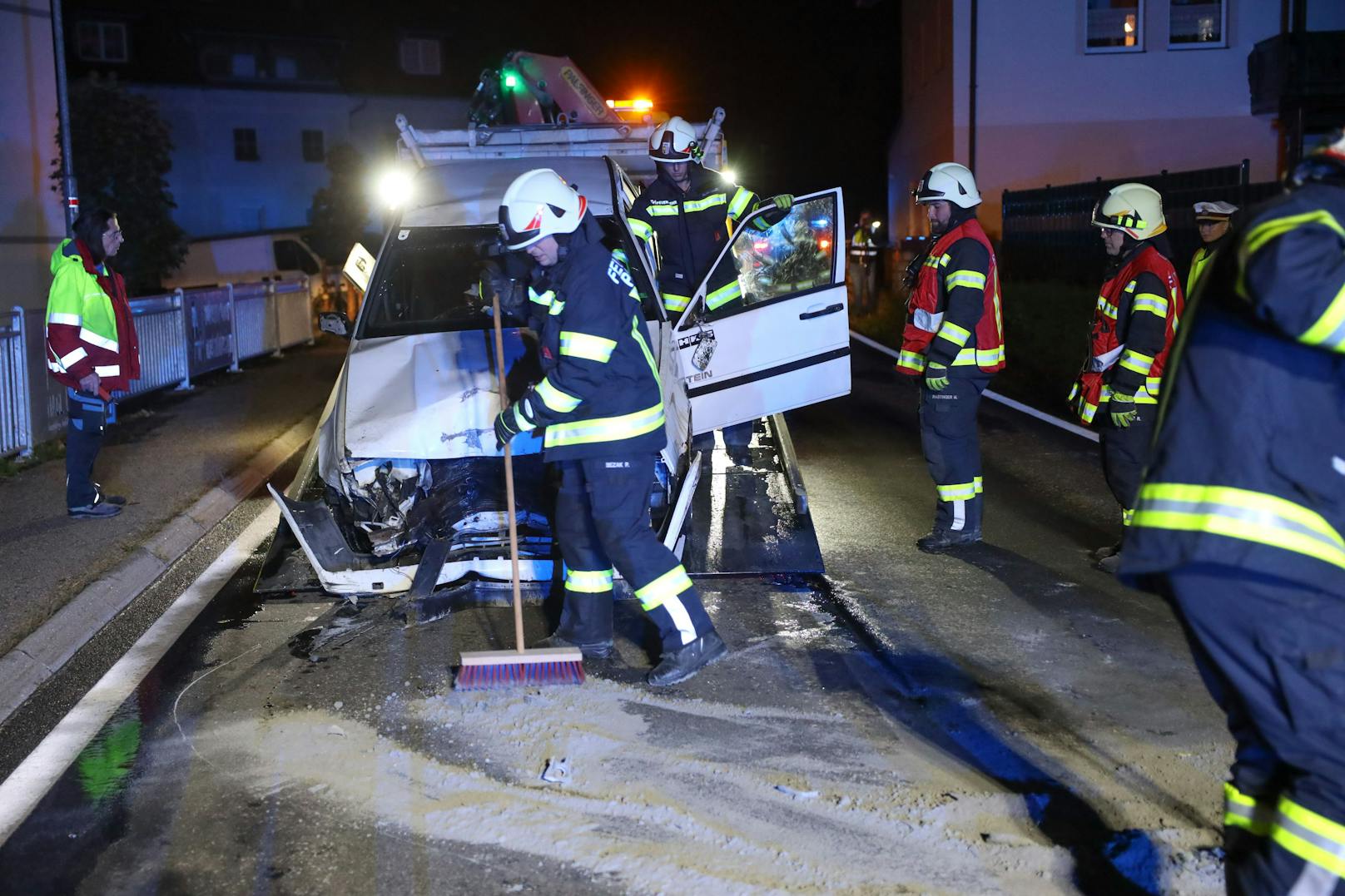 In Pinsdorf (Bezirk Gmunden) ist am späten Dienstagabend ein Auto gegen einen Gartenzaun gekracht und hat sich dabei überschlagen.