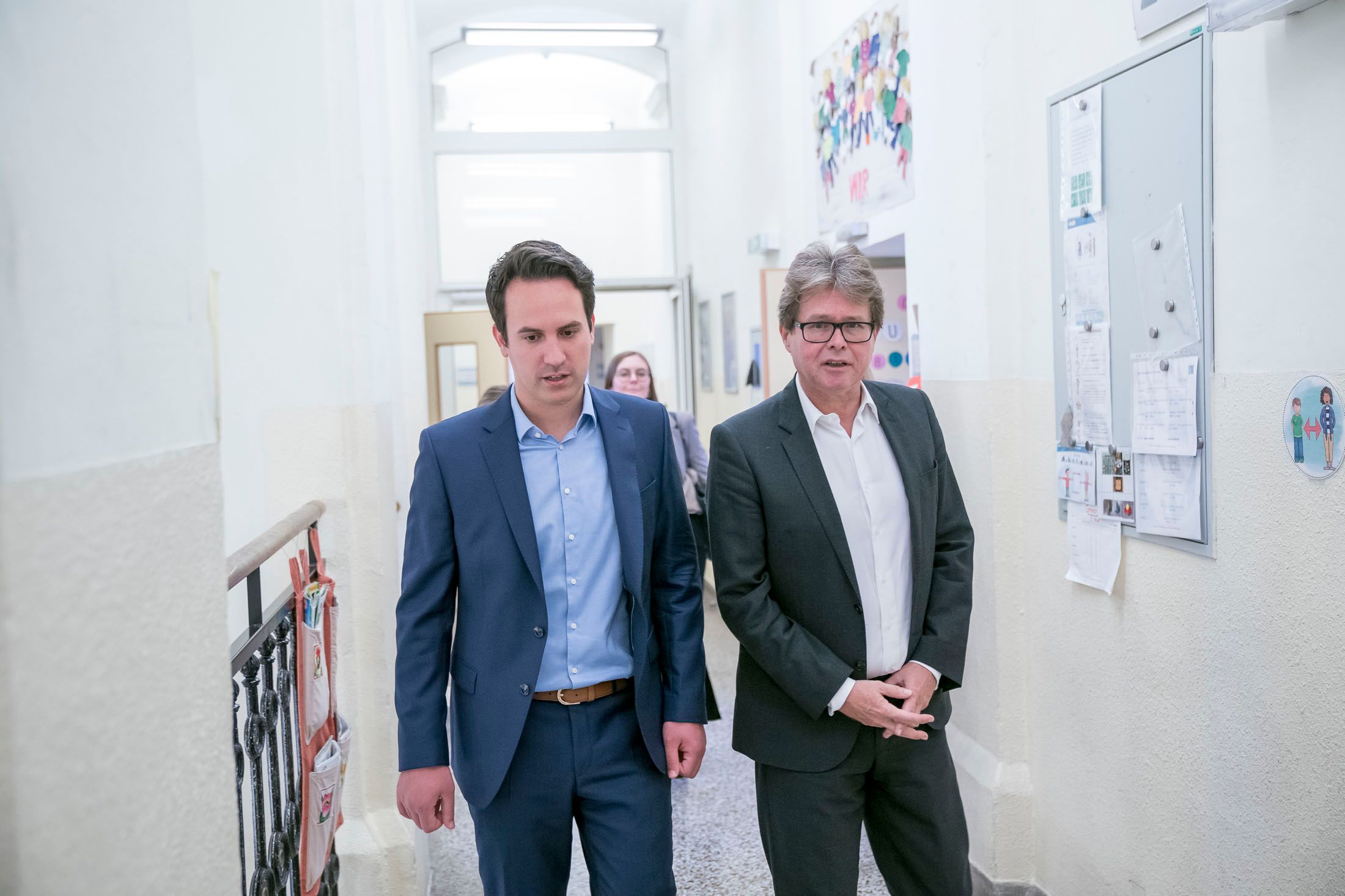 Vizebürgermeister Christoph Wiederkehr (Neos) und Bildungsminister Martin Polaschek (ÖVP) bei einem Schulbesuch.