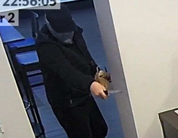 Das Foto zeigt den Moment, in dem der Räuber ein Messer zückte.