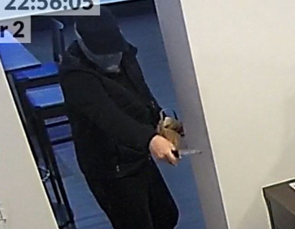 Das Foto zeigt den Moment, in dem der Räuber ein Messer zückte.