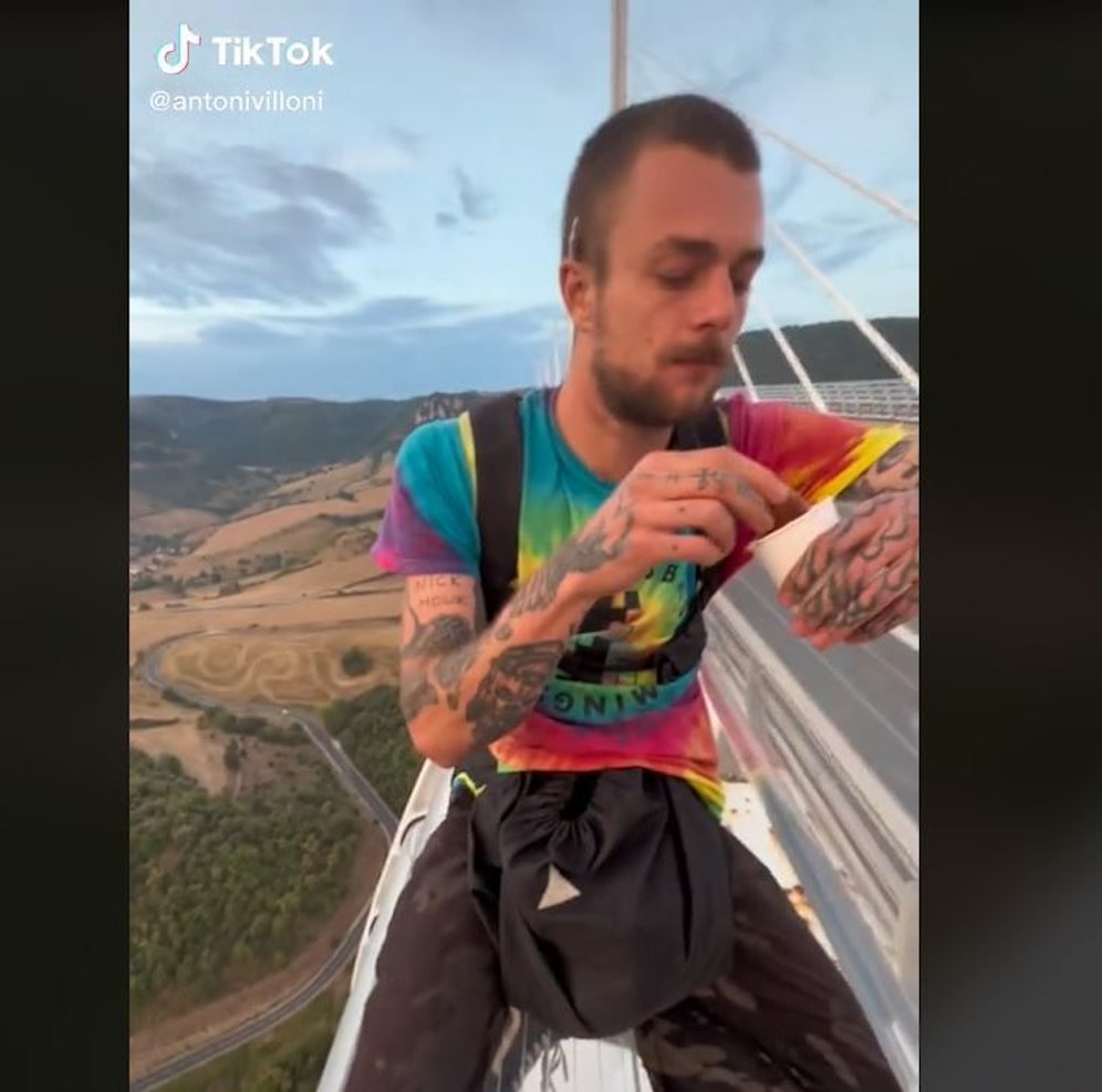Der Tiktoker erregte weltweit die Gemüter mit seinen lebensgefährlichen Stunts. Die eine feiern ihn , die anderen nennen ihn 