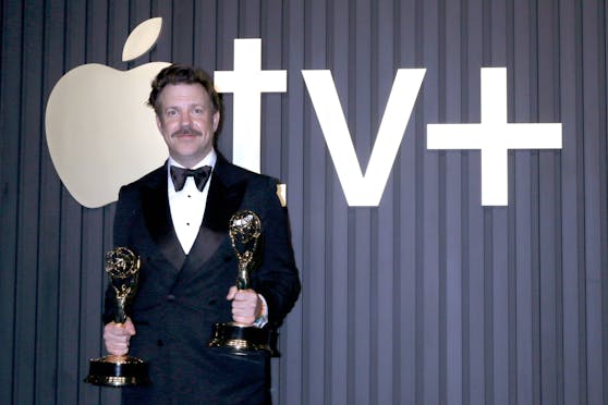 Jason Sudeikis dufte sich als "Ted Lasso" wieder über Emmys freuen. Gesamt waren es sogar nicht nur die zwei - die Serie konnte heuer 8 Emmys abstauben.