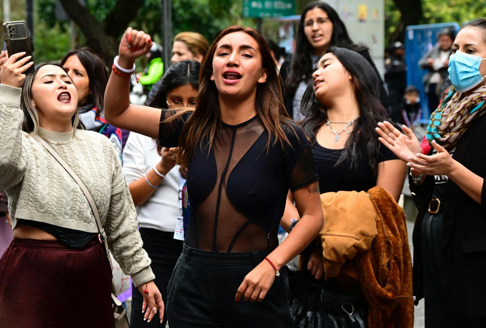 Frauenrechtlerinnen protestieren am 16. September 2022 vor der Generalstaatsanwaltschaft in Quito mit einer Sitzblockade gegen das Verschwinden einer Frau in einer Polizeischule.