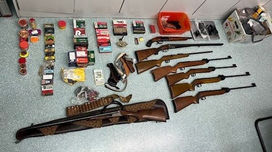 Die Polizei stellte die Waffen und Munition sicher.