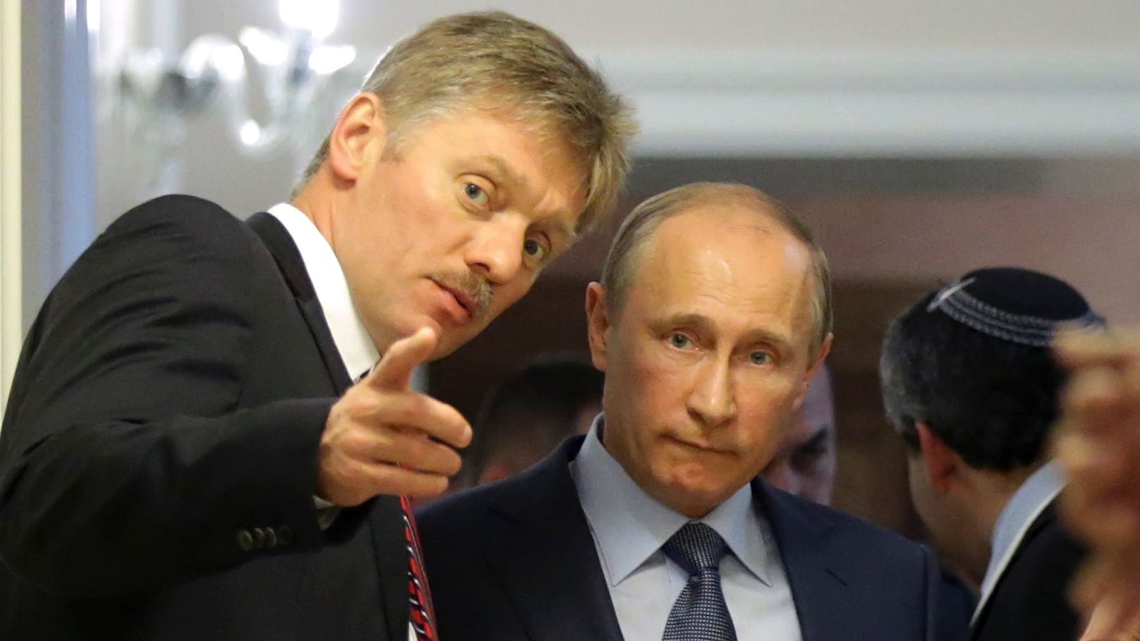 Dmitri Peskow ist bereits seit vielen Jahren Pressesprecher des Kremls und gilt als Vertrauter Wladimir Putins. Im Bild beide im Jahr 2013.