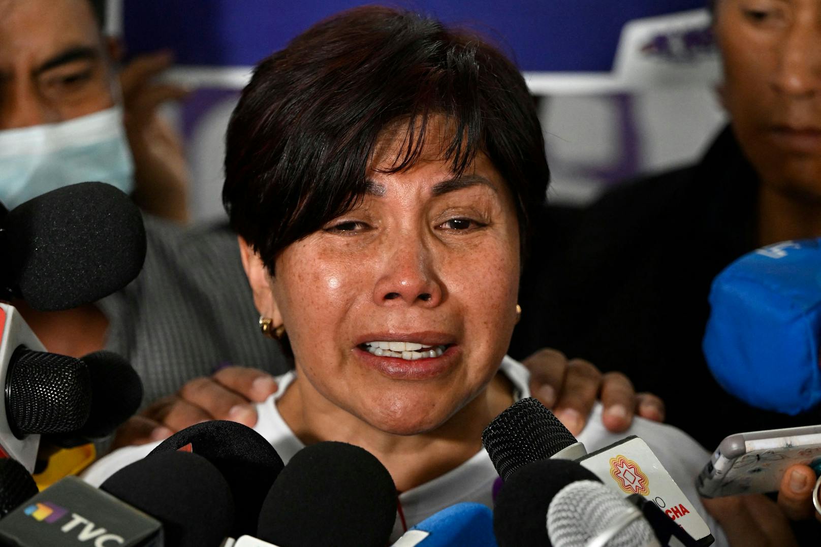 Elizabeth Otavalo, Mutter der ermordeten Anwältin María Belén Bernal, spricht am 22. September 2022 in Quito vor dem Theater der Universidad Central de Ecuador, wo Bernals Totenwache stattfindet, zur Presse.