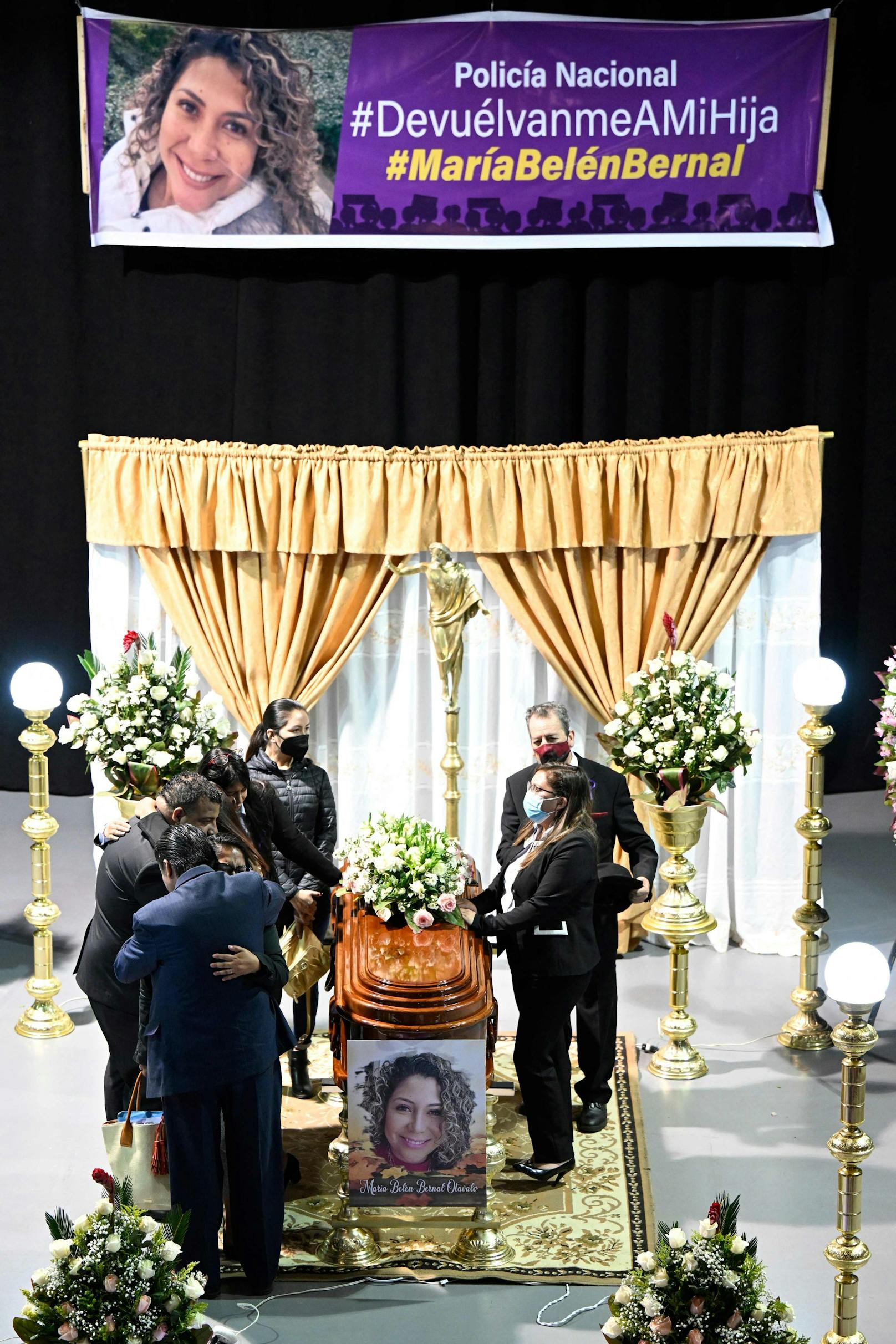 Angehörige der ermordeten Anwältin María Belén Bernal, Freunde und feministische Gruppen nehmen an ihrer Totenwache im Theater der Universidad Central de Ecuador in Quito teil, am 22. September 2022.