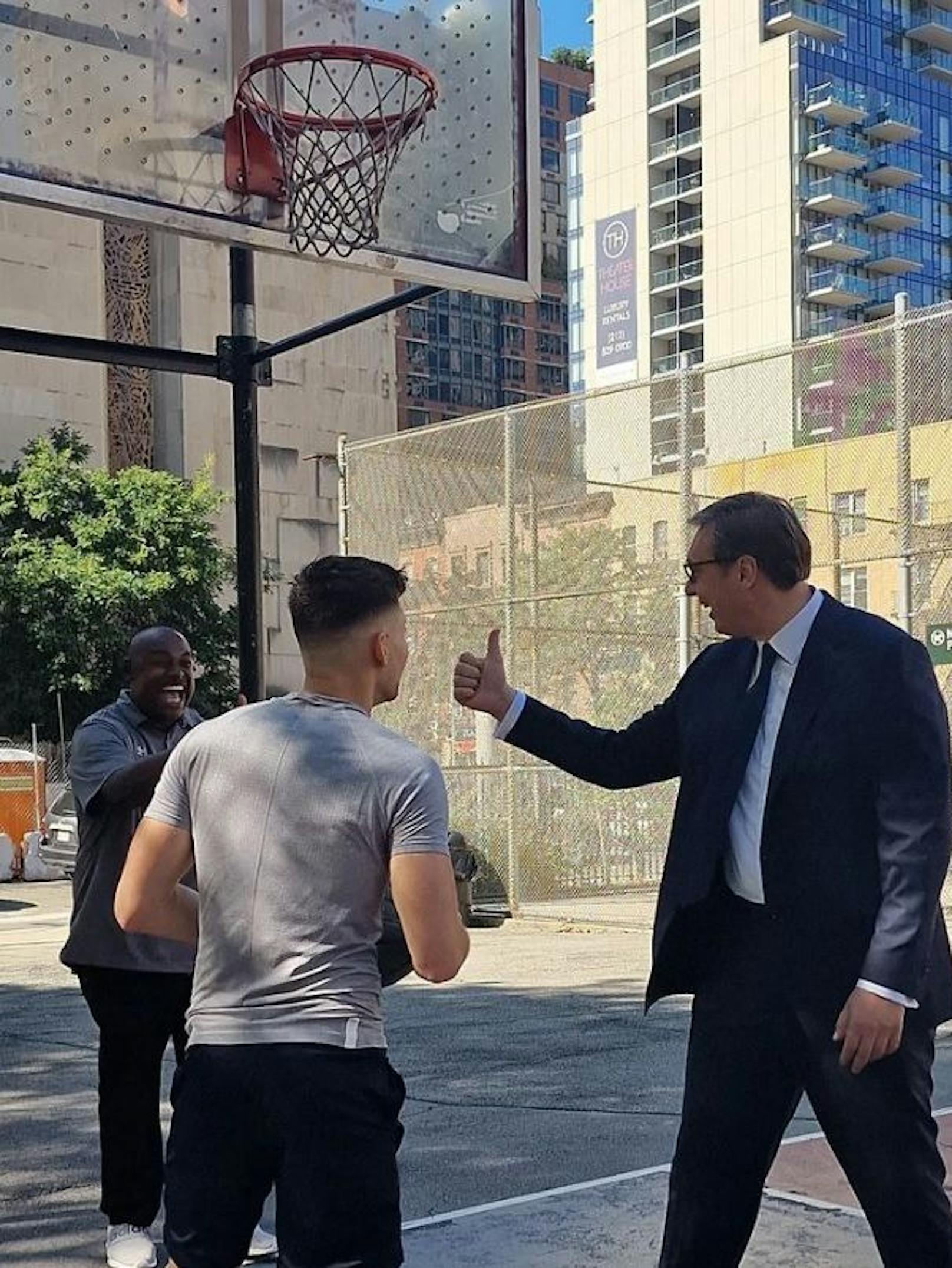 Bei der UN-Generalversammlung in NYC vertrat sich der Serbien-Präsident die Beine am Basketball-Court.