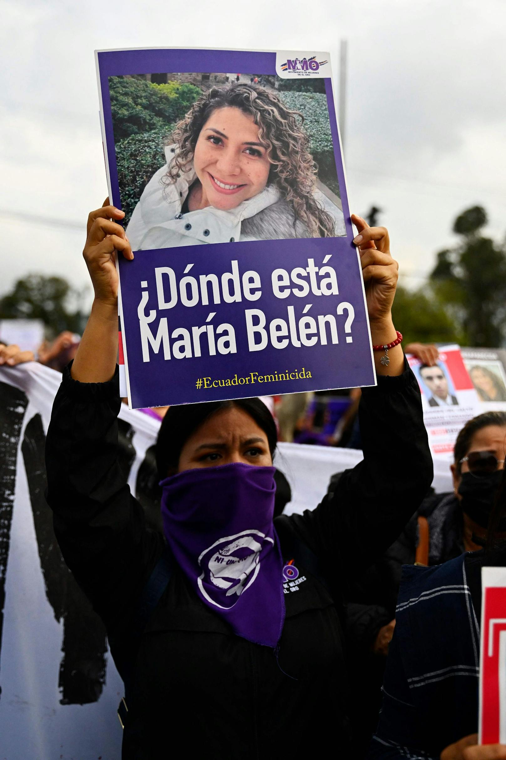 Angehörige der ermordeten Anwältin María Belén Bernal, Freunde und feministische Gruppen demonstrieren am 21. September 2022 in der Innenstadt von Quito, nachdem bekannt wurde, dass Bernals Leiche gefunden wurde.
