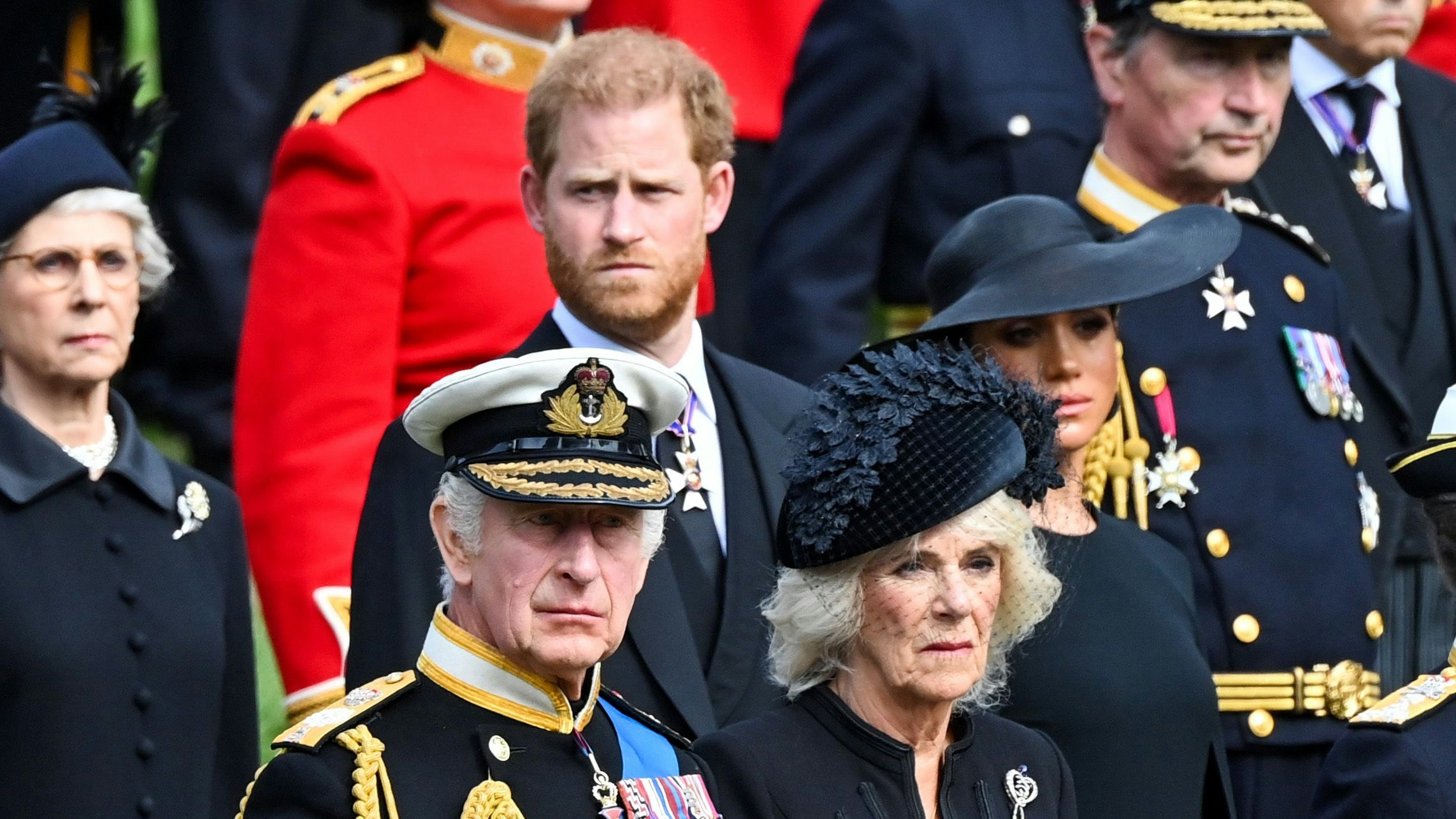 Prinz Harry mit Charles und Camilla bei der Trauerfeier