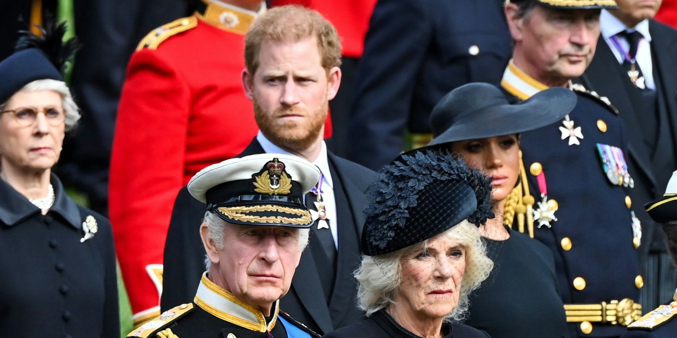 Prinz Harry mit Charles und Camilla bei der Trauerfeier