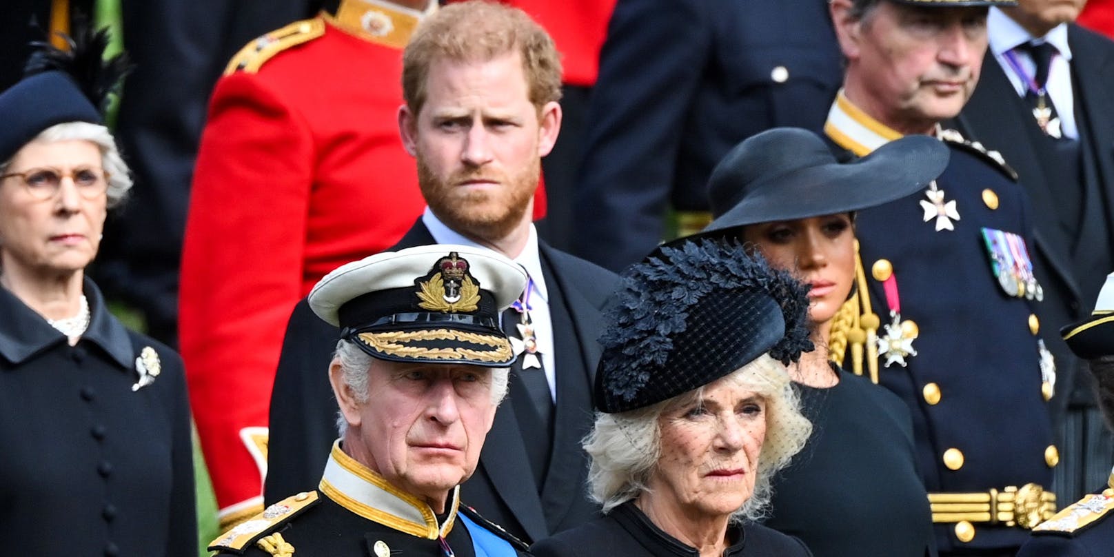 Prinz Harry mit Charles und Camilla bei der Trauerfeier