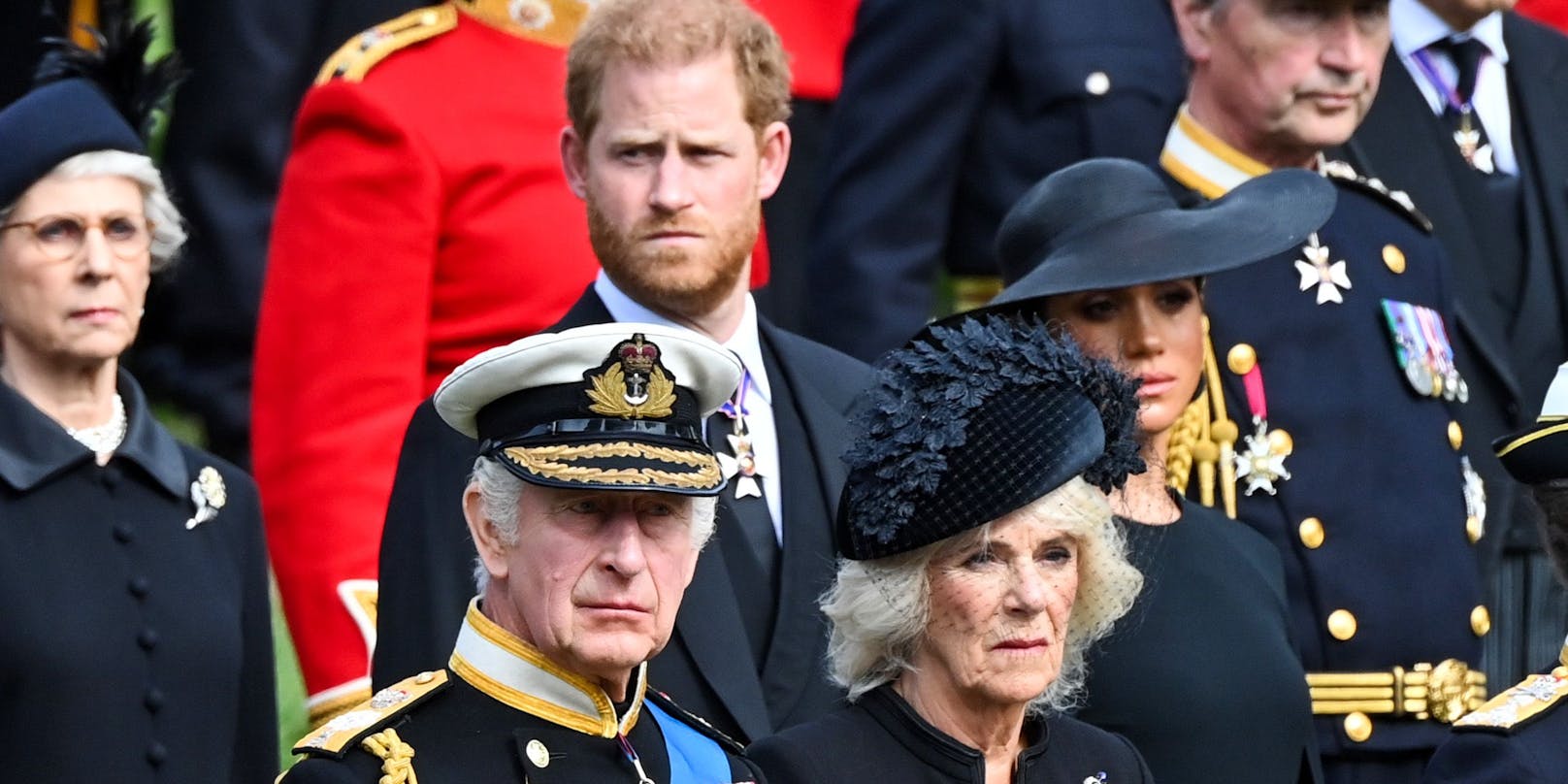 Prinz Harry mit Charles und Camilla bei der Trauerfeier