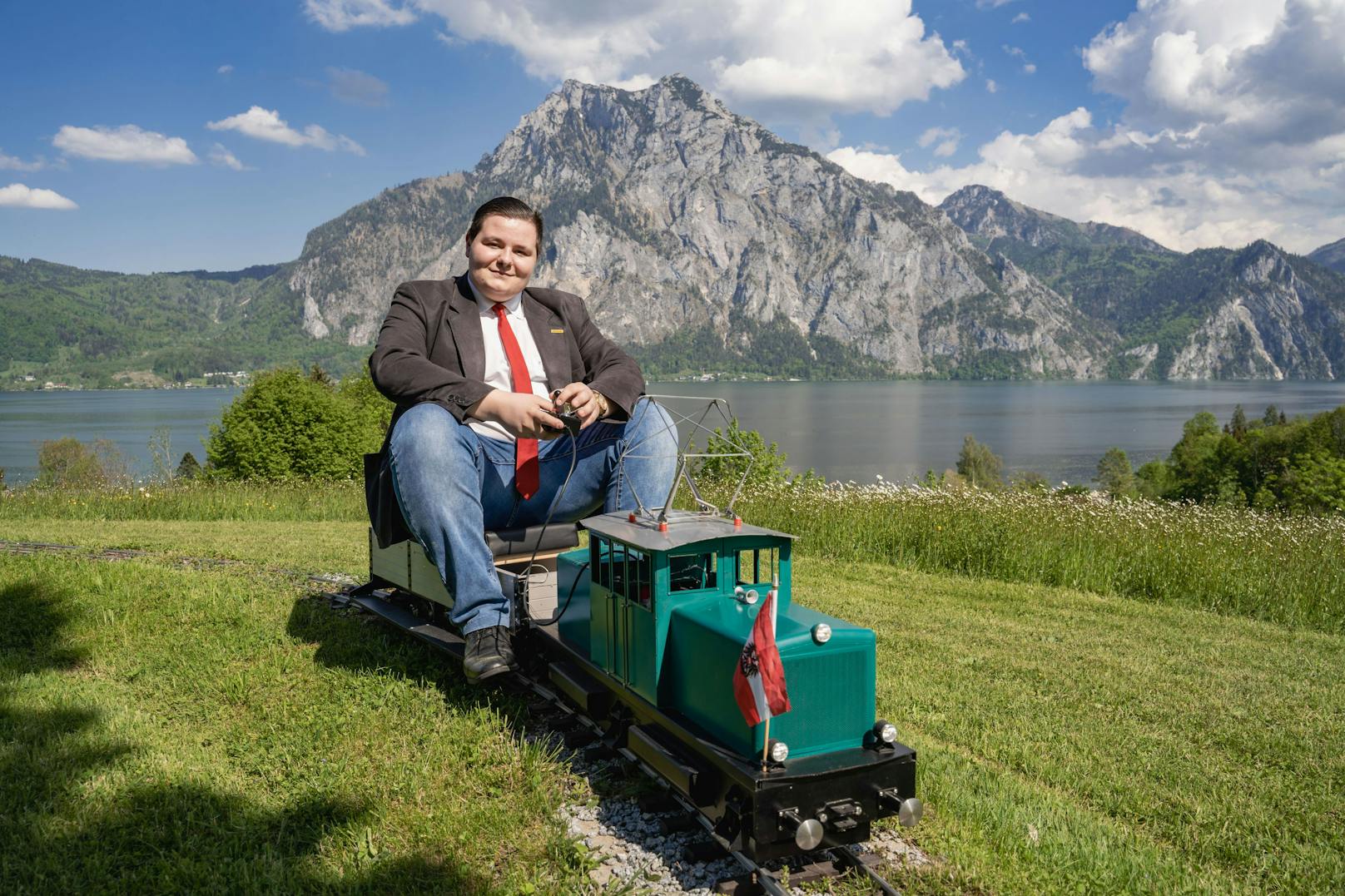 Tobias Leitner (18) präsentiert sich auf TikTok mit seiner Gartenbahn.