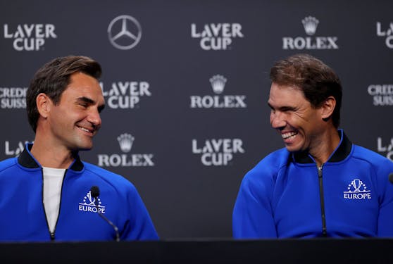 Roger Federer und Rafael Nadal stehen gemeinsam auf dem Platz.