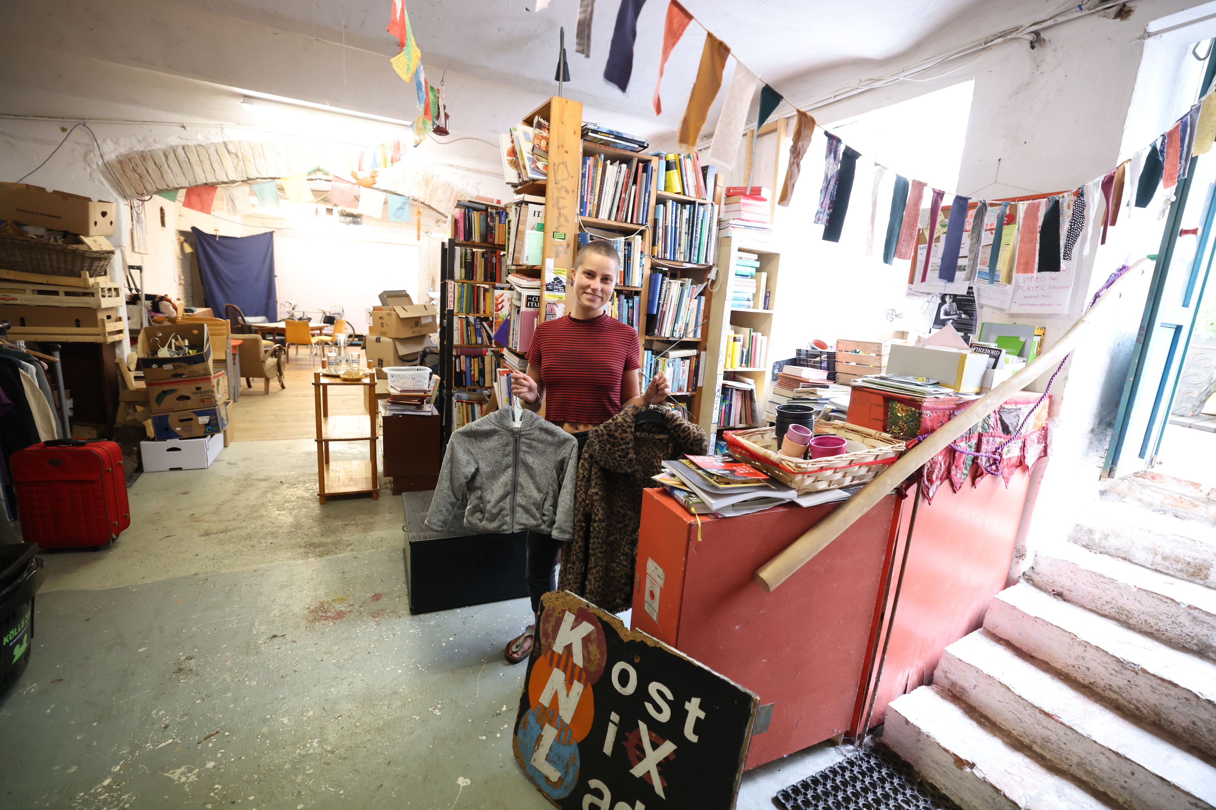 Alles für lau: Kleidung für Herren, Damen, Kinder, Bücher und Nützliches für den Alltag. Die rund 25 Mitarbeiter arbeiten hier alle ehrenamtlich. Die Ladenmiete von 600 Euro kommt über private Spenden zusammen.