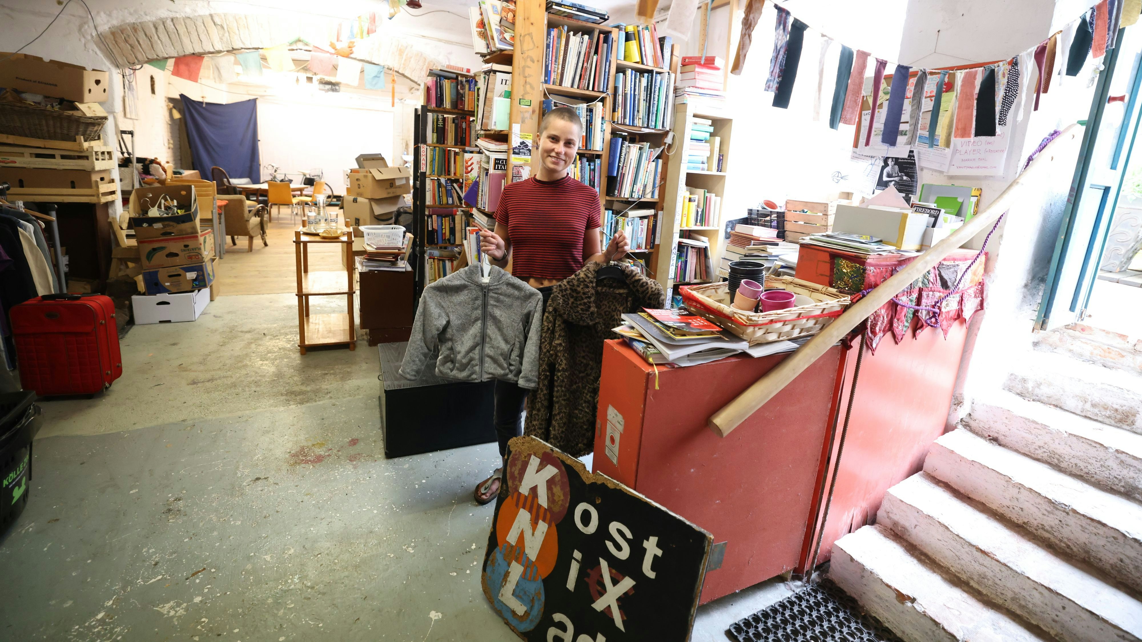 Alles für lau: Kleidung für Herren, Damen, Kinder und Nützliches für den Alltag. Die Mitarbeiter arbeiten hier ehrenamtlich. 