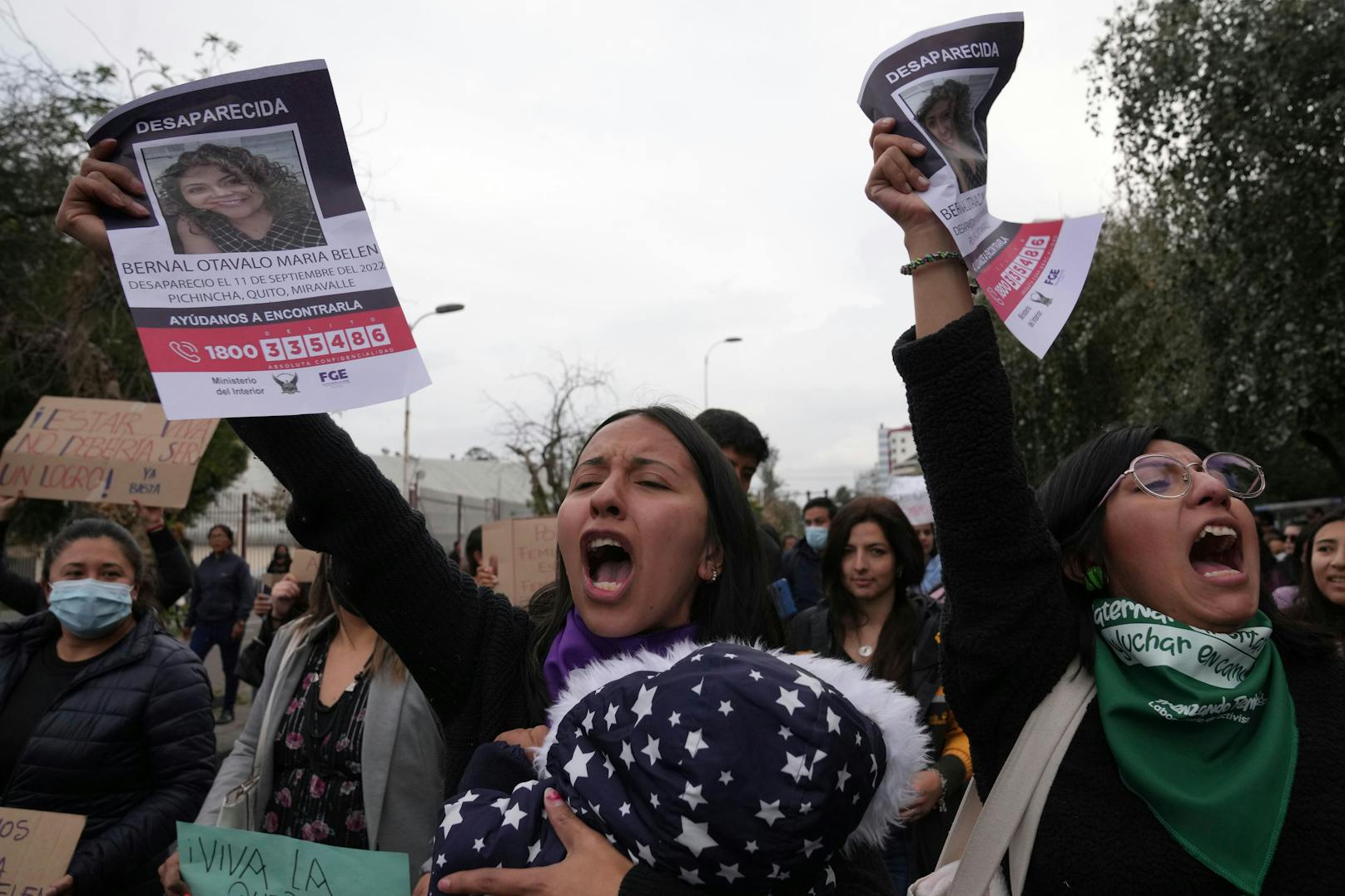 Frauen protestieren vor dem Generalkommando der Polizei und fordern Gerechtigkeit für Maria Belen Bernal.