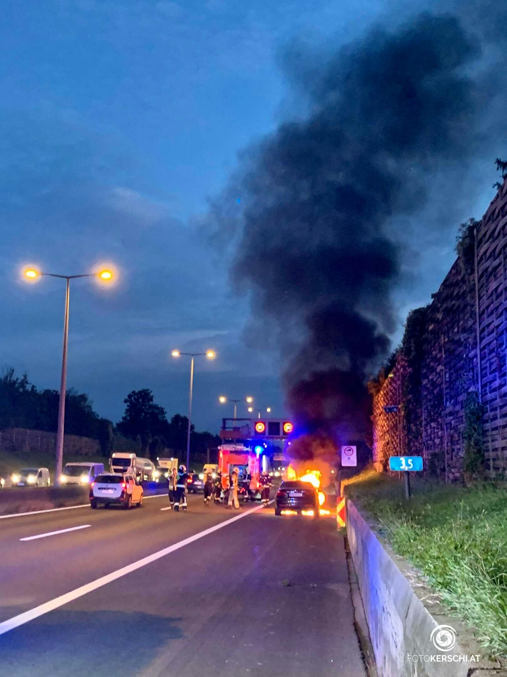 Ein Fahrzeugbrand hat Donnerstagmorgen gegen 6:30 Uhr, auf der A7 Höhe Salzburger Straße Richtung Linz, kurzzeitig zu Verkehrsbehinderung geführt.