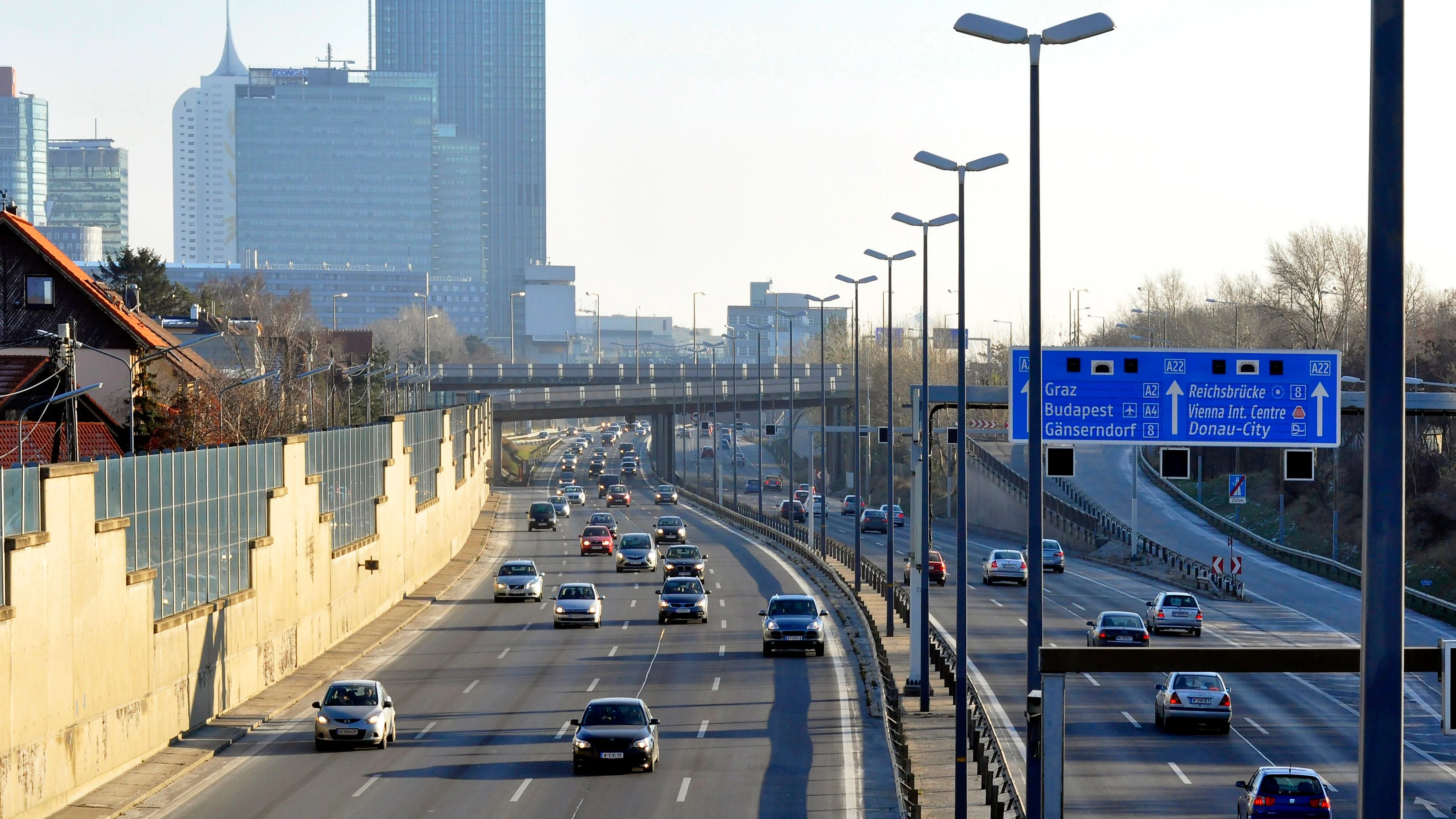 Auf der A22 wurden zwei Raser von der Polizei ausgeforscht.