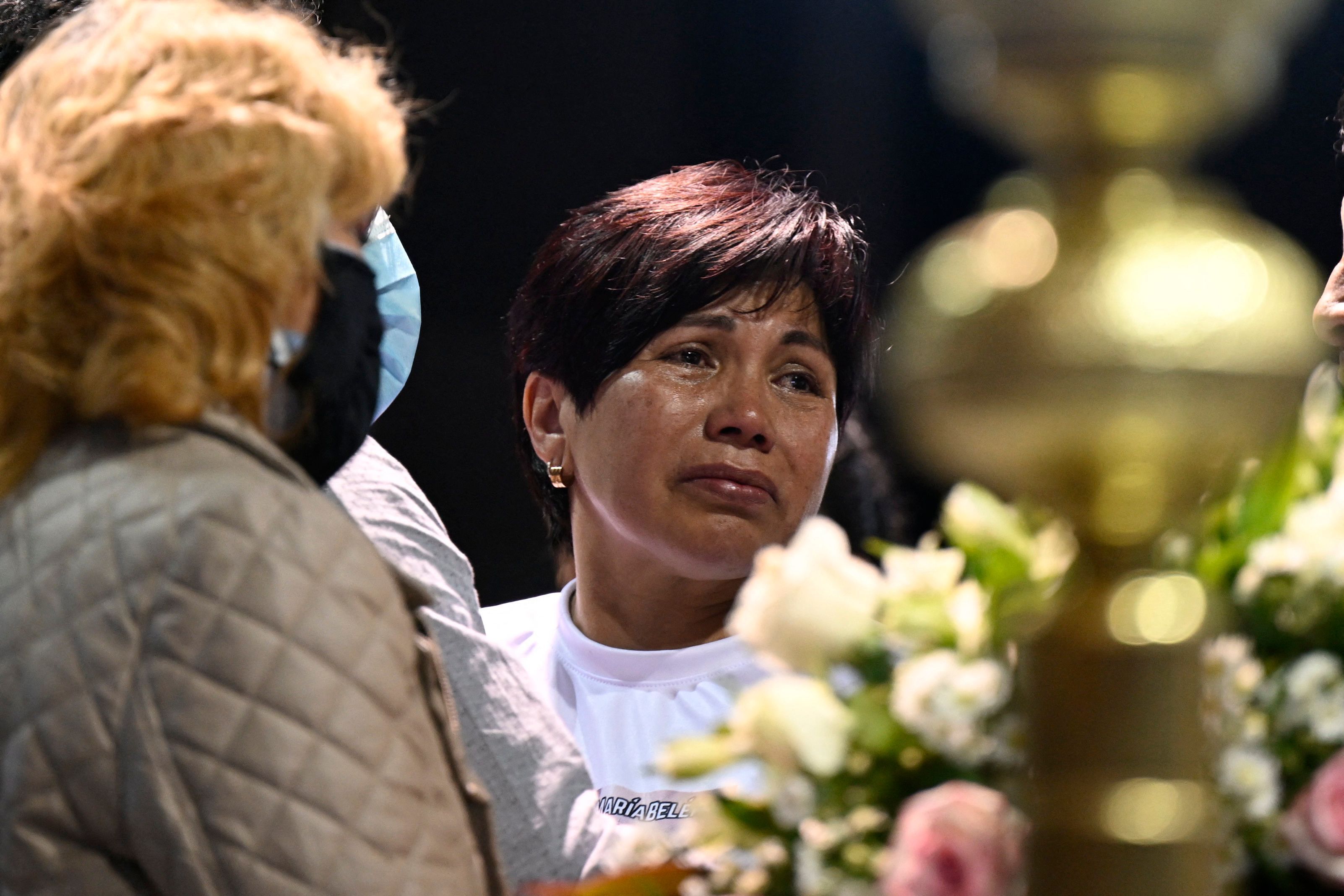 Download von www.picturedesk.com am 22.09.2022 (21:21).  Elizabeth Otavalo (R), mother of the murdered lawyer MarÌa BelÈn Bernal, cries during her wake at the theater of the Universidad Central de Ecuador in Quito, on September 22, 2022. - A young woman lawyer was found murdered in Ecuador 10 days after going missing, the government said Wednesday, in the latest femicide in a country plagued by violence against women. The body of Maria Belen Bernal, who was 34, was found on a hill some five kilometers (3.1 miles) from the Quito police training school where she went missing on September 11 on a visit to her husband there, Interior Minister Patricio Carrillo said on Twitter. (Photo by RODRIGO BUENDIA / AFP) - 20220922_PD7602 - Rechteinfo: Rights Managed (RM) Nur fÃ¼r redaktionelle Nutzung! Werbliche Nutzung erfordert Freigabe: bitte schicken Sie uns eine Anfrage.