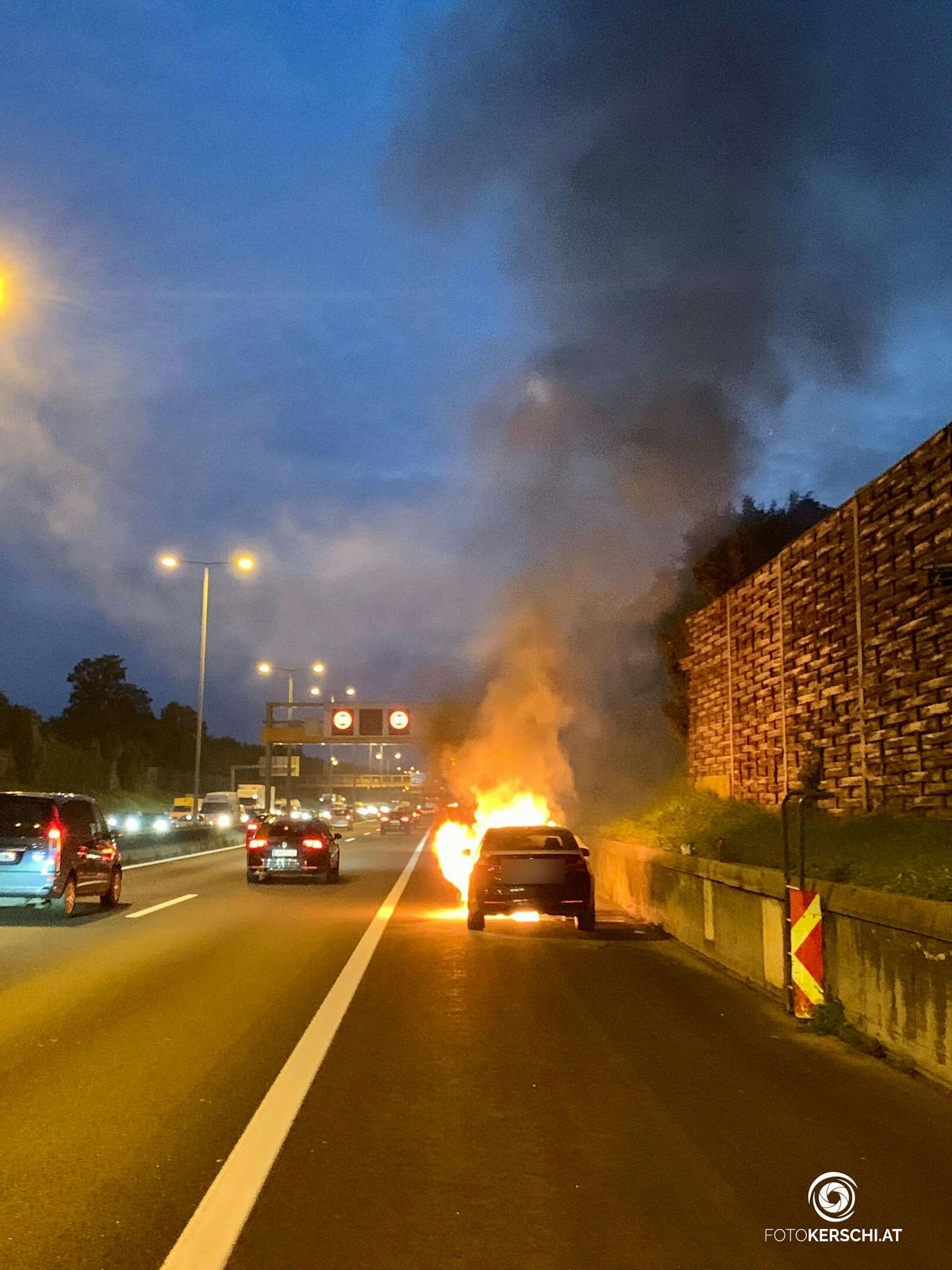 Ein Fahrzeugbrand hat Donnerstagmorgen gegen 6:30 Uhr, auf der A7 Höhe Salzburger Straße Richtung Linz, kurzzeitig zu Verkehrsbehinderung geführt.