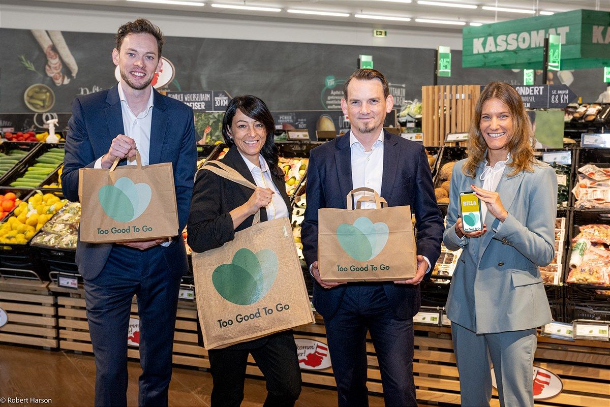 (v.l.n.r.): Georg Strasser (Country Manager Too Good To Go Österreich), Claudia Chiorean (BILLA PLUS Marktmanagerin Brunn am Gebirge), Stefan Weinlich (BILLA Vertriebsdirektor) und Eva Pokorny (Head of Key Account Too Good To Go Österreich)