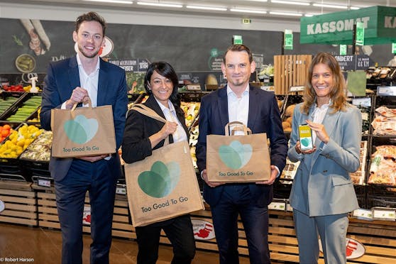 (v.l.n.r.): Georg Strasser (Country Manager Too Good To Go Österreich), Claudia Chiorean (BILLA PLUS Marktmanagerin Brunn am Gebirge), Stefan Weinlich (BILLA Vertriebsdirektor) und Eva Pokorny (Head of Key Account Too Good To Go Österreich)