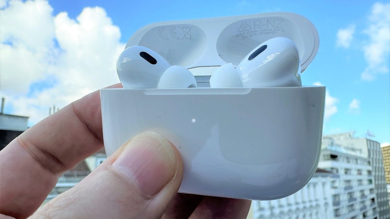 ...Vorgänger optisch sonderlich verändert. Doch die drahtlosen Kopfhörer haben einen neuen Chip (H2) und einen verbesserten Sound spendiert bekommen.