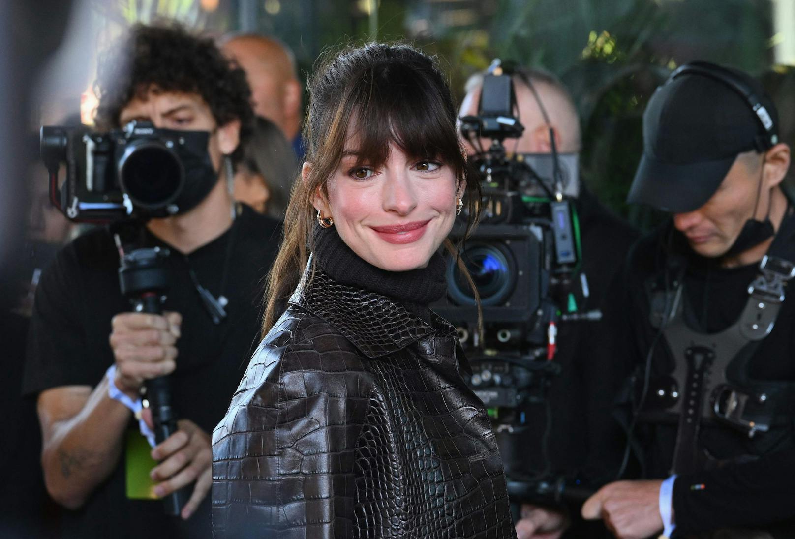 Auf der New York Fashion Week fehlte vom Teufel jede Spur. Doch zumindest konnte Schauspielerin Anne Hathaway für Aufmerksamkeit sorgen und zwar in einem Outfit, dass ihrem Charakter aus dem ikonischen Film stark ähnelte.