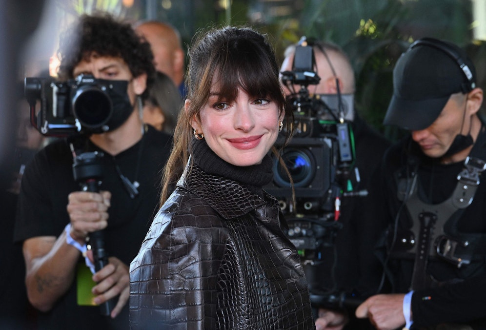 Auf der New York Fashion Week fehlte vom Teufel jede Spur. Doch zumindest konnte Schauspielerin Anne Hathaway für Aufmerksamkeit sorgen und zwar in einem Outfit, dass ihrem Charakter aus dem ikonischen Film stark ähnelte.