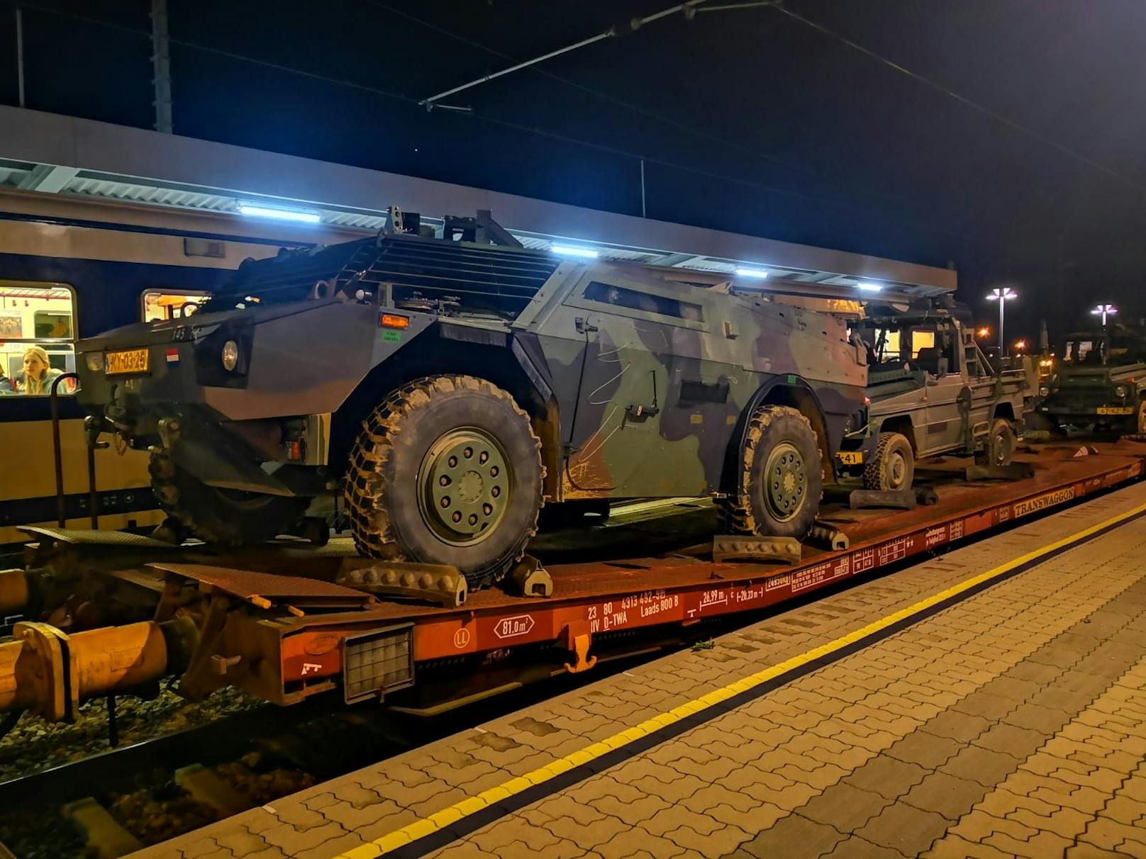 Zahlreiche Panzer waren mit an Bord.