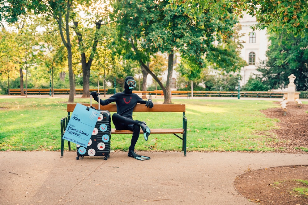 Der Taucher im Neoprenanzug ist bis 2. Oktober auf den Straßen Wiens unterwegs.