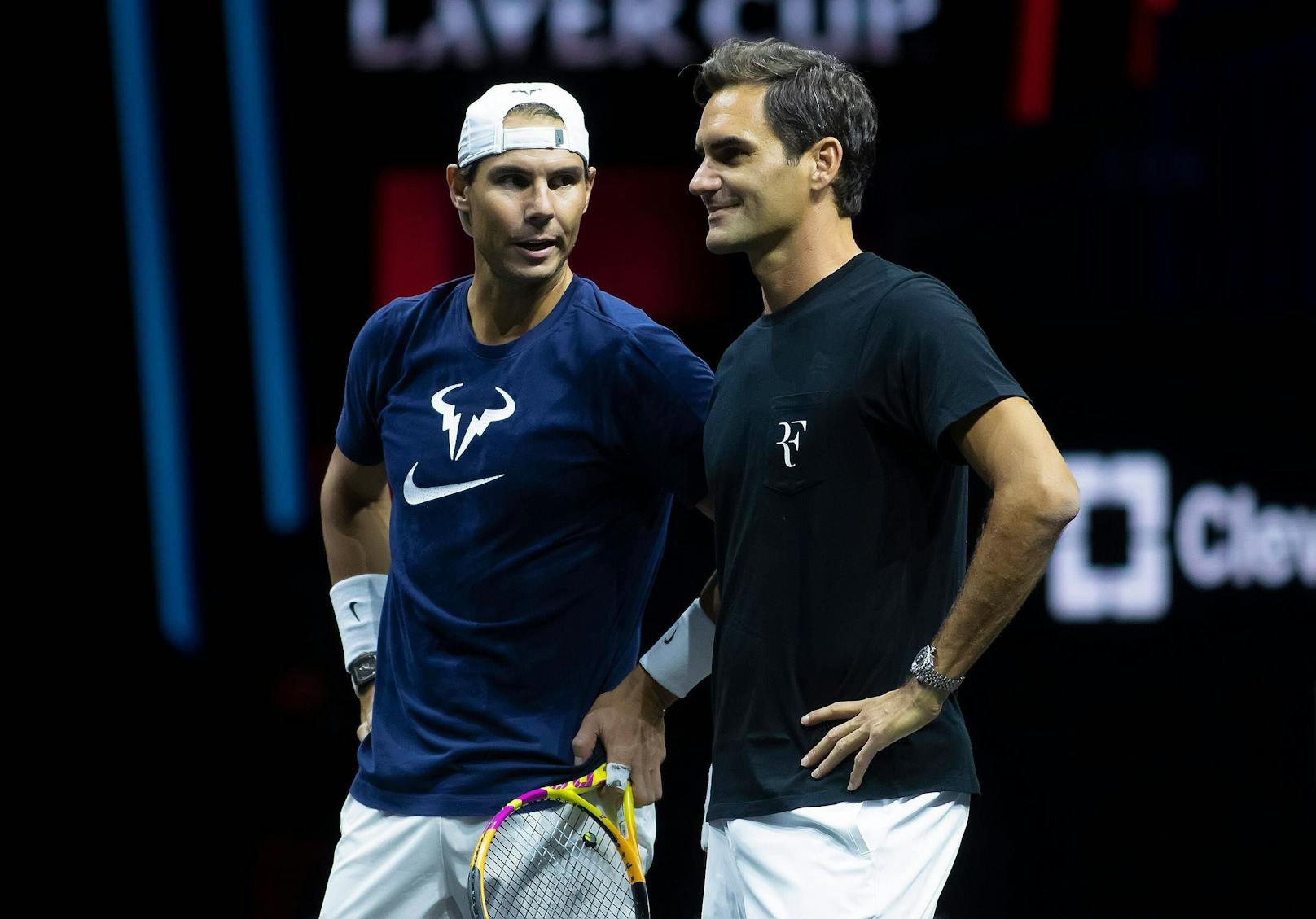 Roger Federer spielt gemeinsam mit Rafael Nadal.