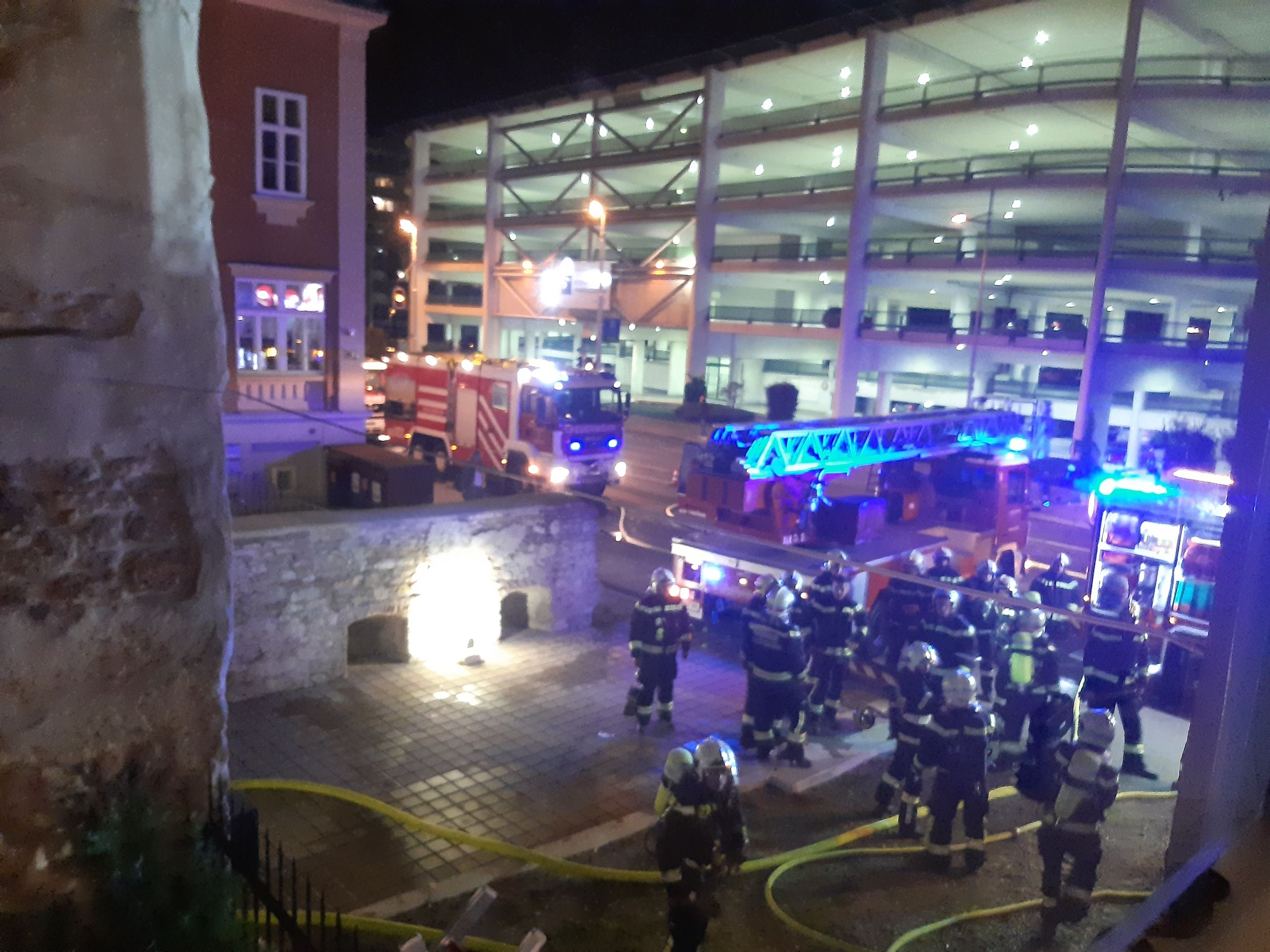 Der Wohnungsbrand forderte mehrere Verletzte.