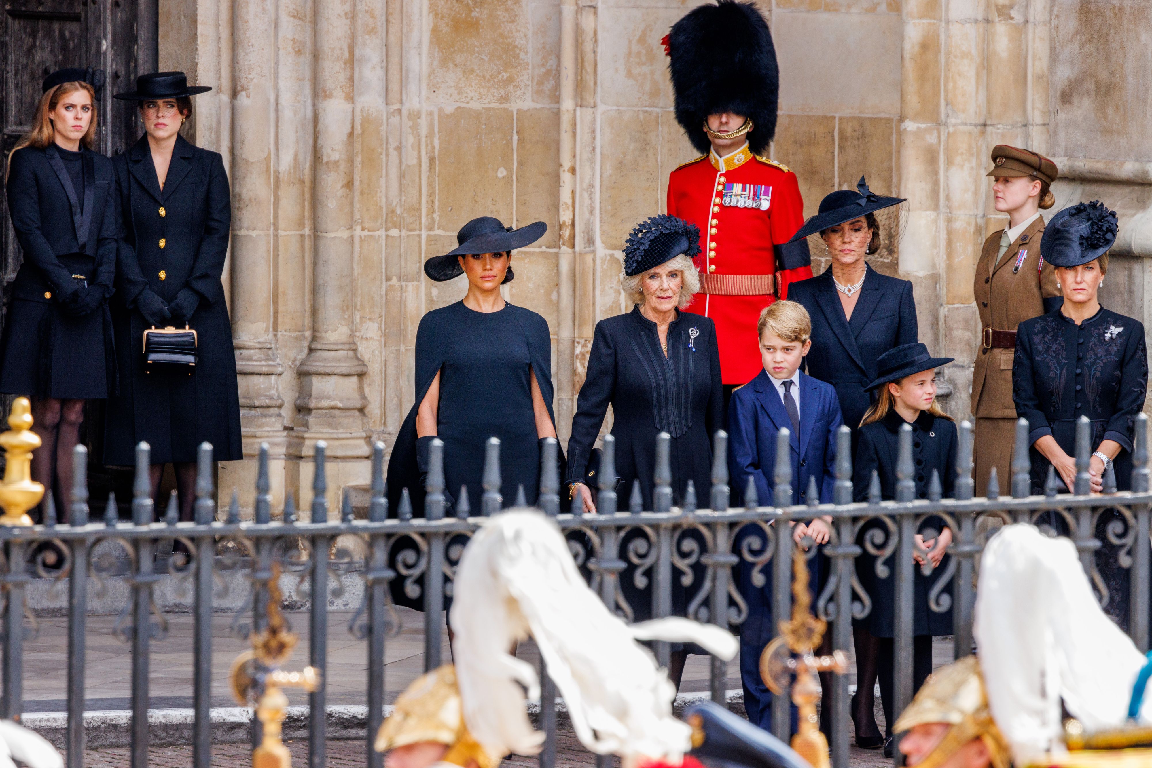 Herzogin Meghan und Queen Consort Camilla haben beide in die Königsfamilie eingeheiratet.